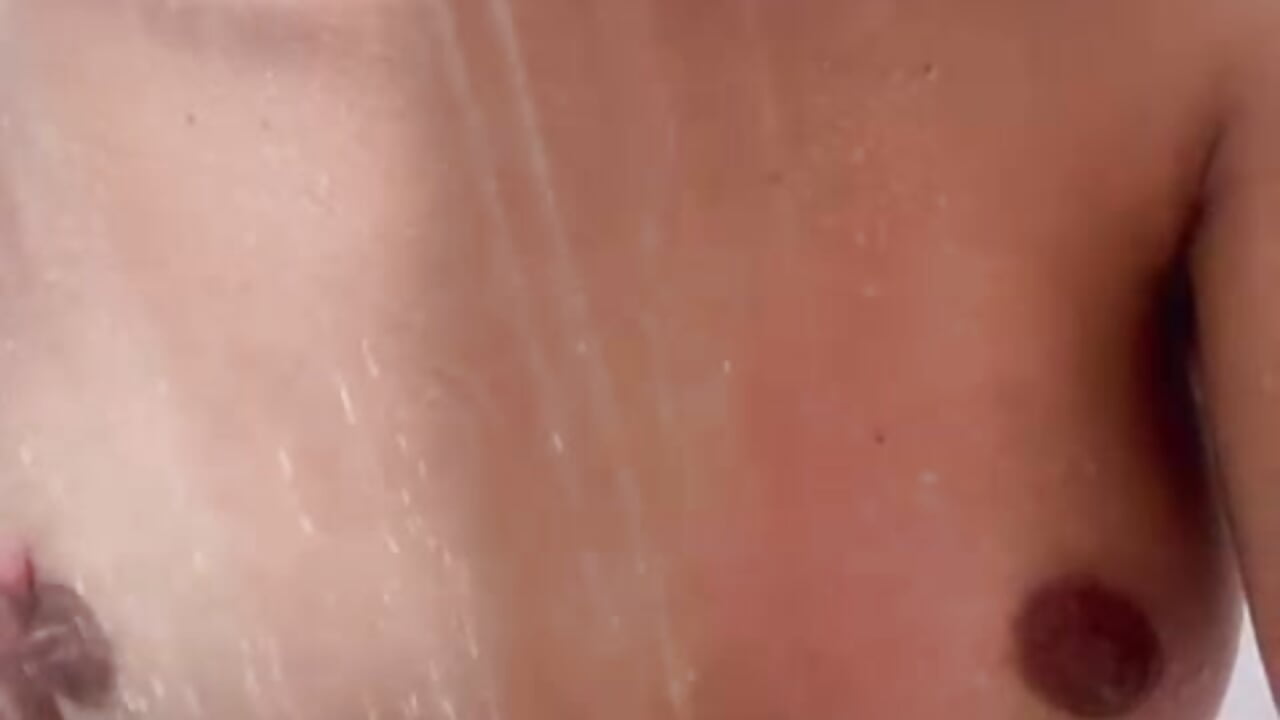 💦💦 shower 💦💦 - video by aisha_es cam model