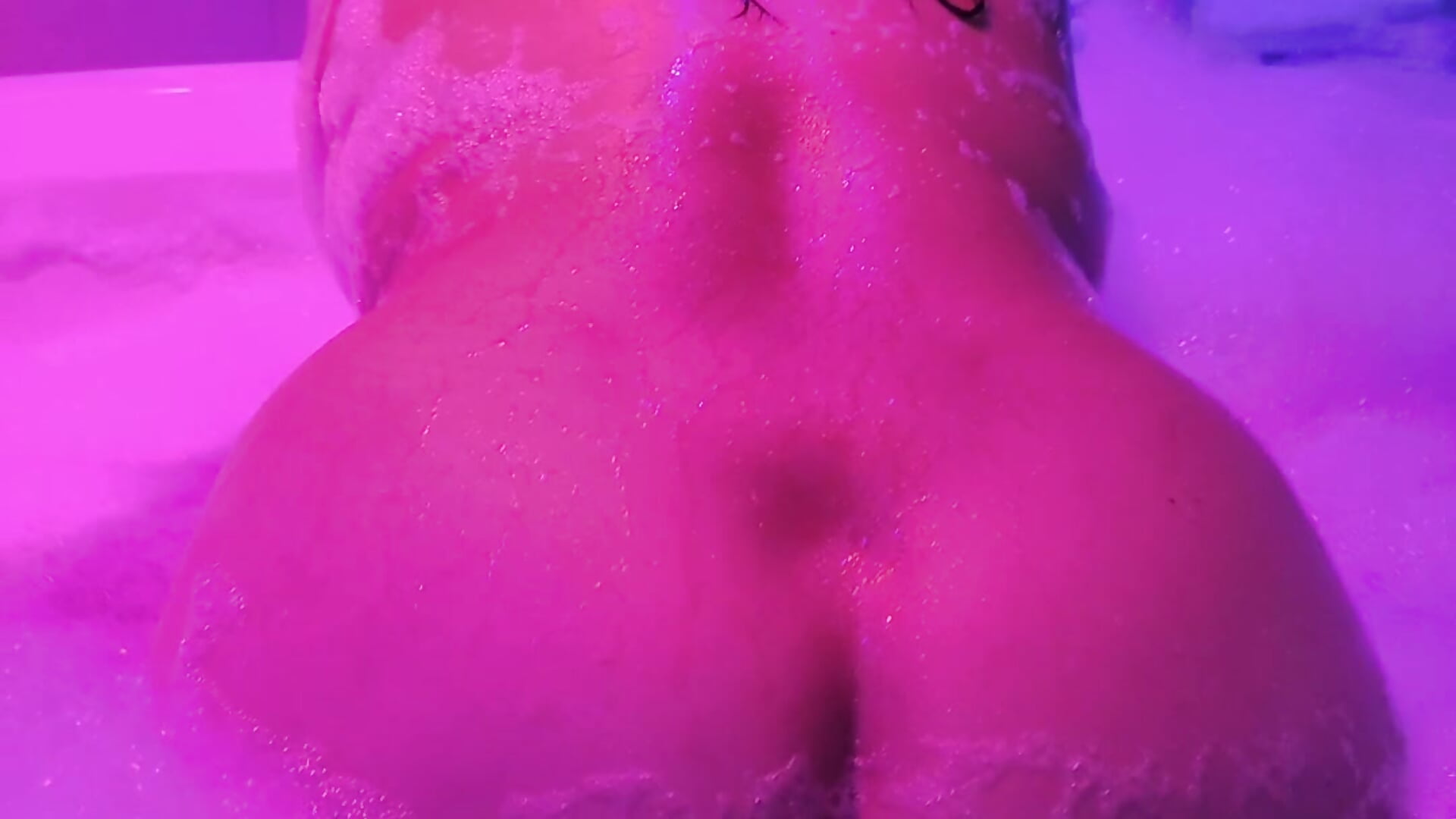 Short #24 [Mom's ass in the jacuzzi] - video by NatashaMILF76 cam model