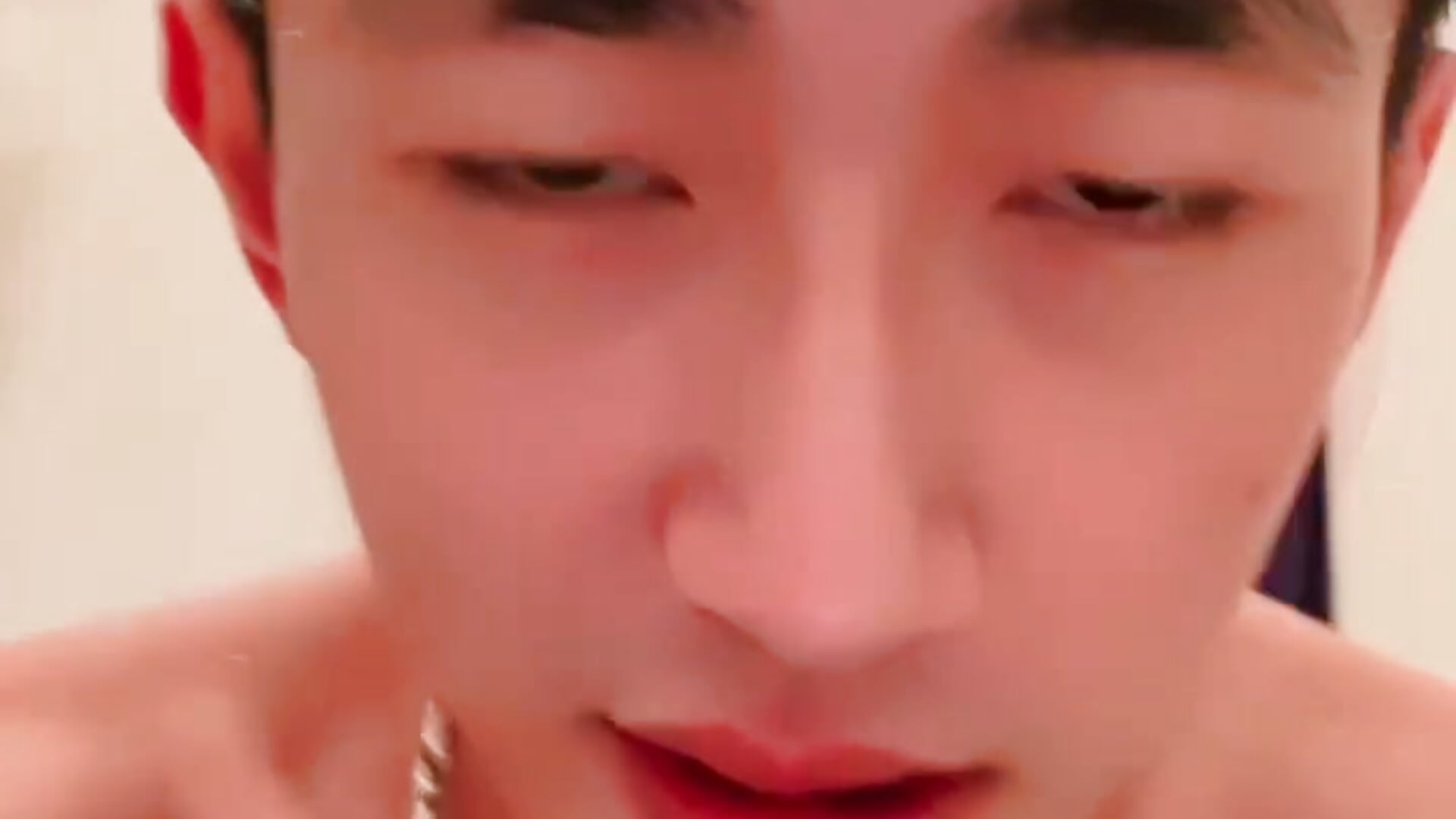 masturbate a bit in the bathroom – видео вебкам-модели lewdAboyKawaii