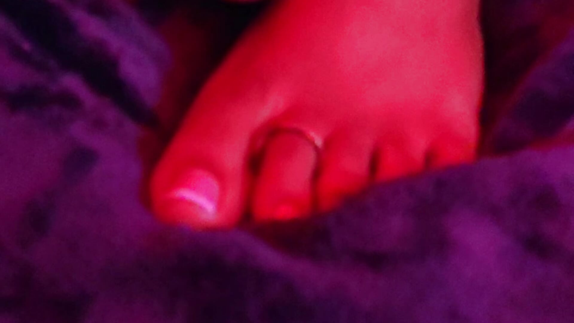 A rich straw with my feet - video by Aaliyahas cam model