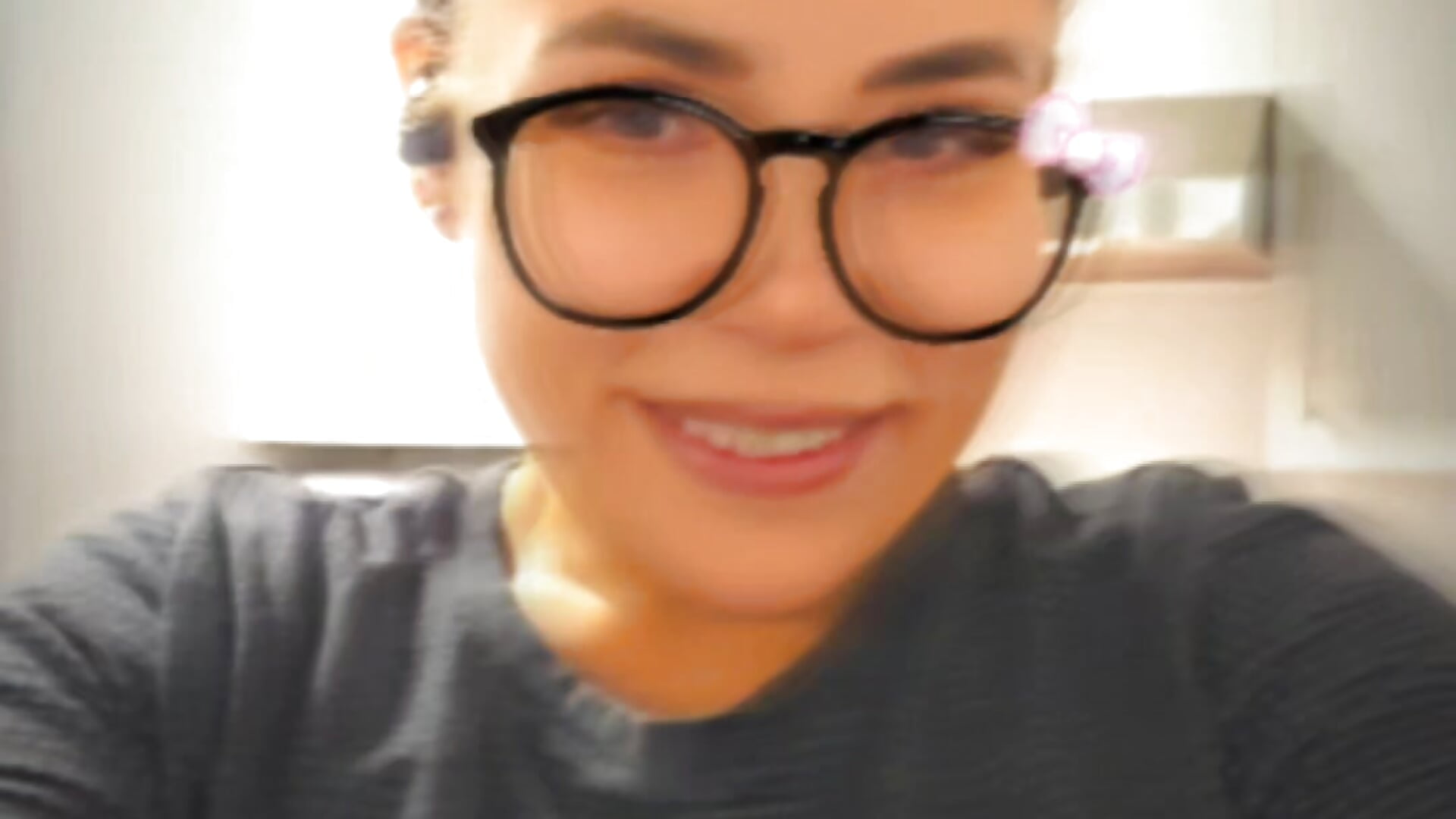 Smart Ass 🙄– Ellie-Elizabeth kameramodell videója