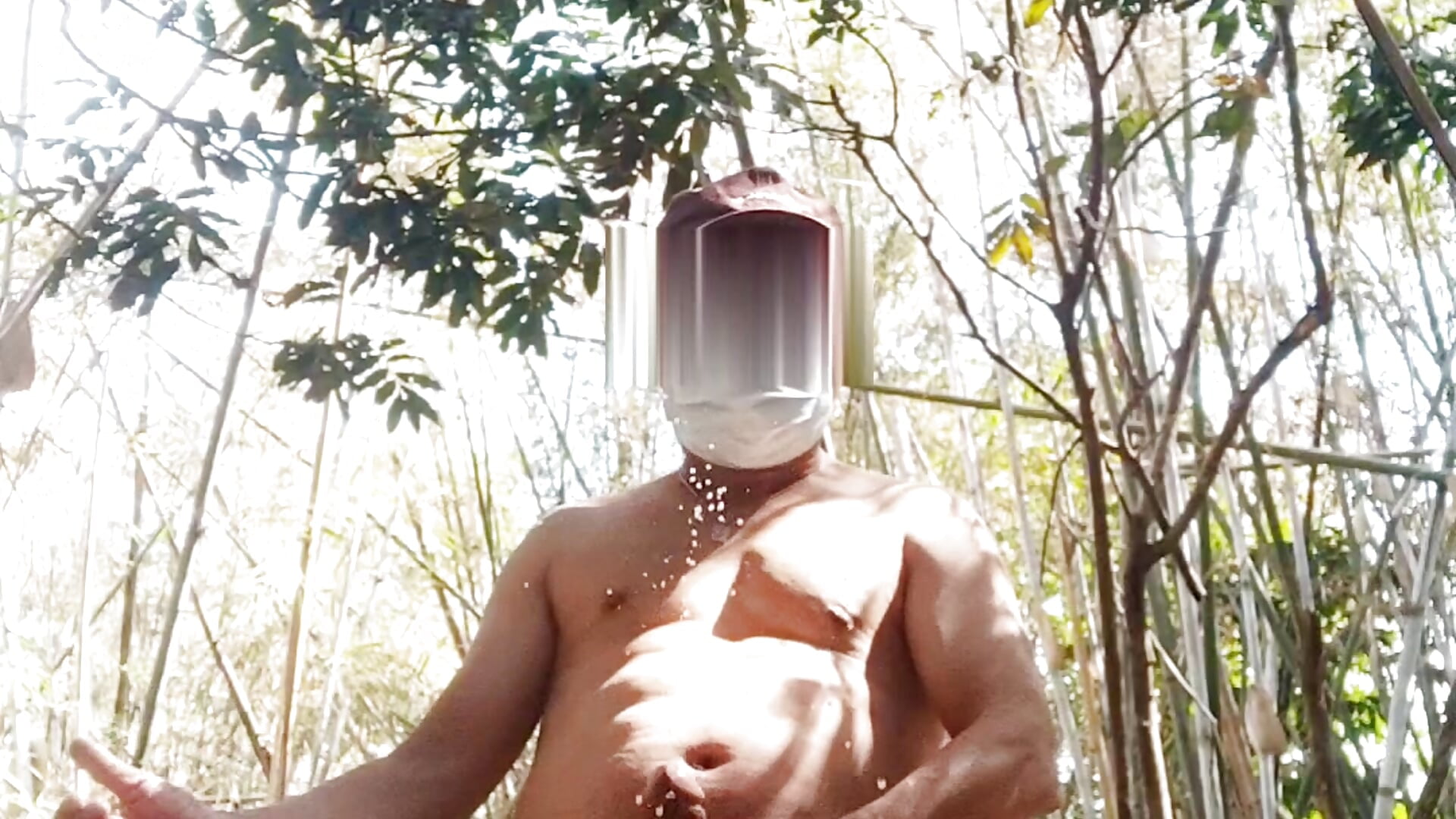 Playing chicken and artificial fountain in small bamboo forest  在小竹林里玩屌喷泉射水－カメラキャストのAlexandertomsの動画