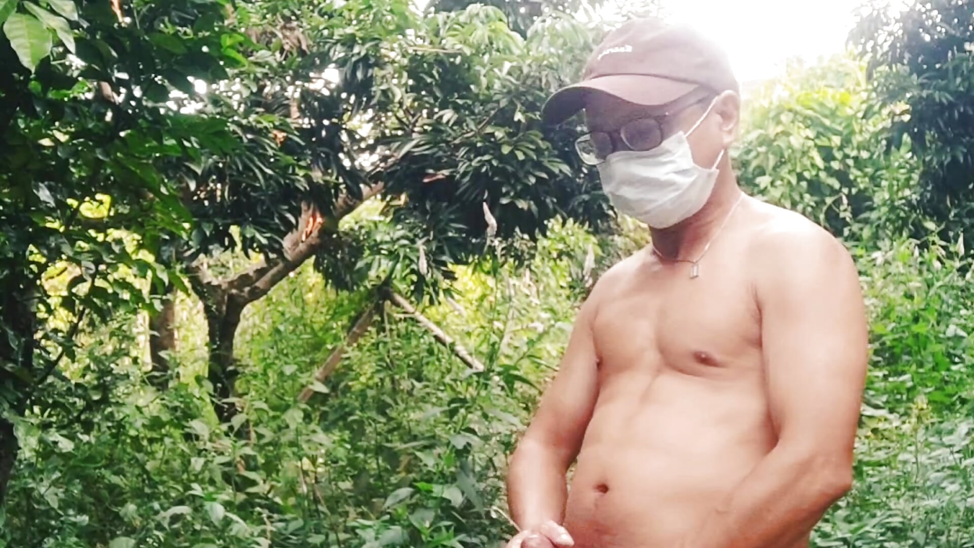 Expose the genitals outdoors and spray water spray to ejaculate   在户外露出生殖器野裸喷射水花射精－カメラキャストのAlexandertomsの動画