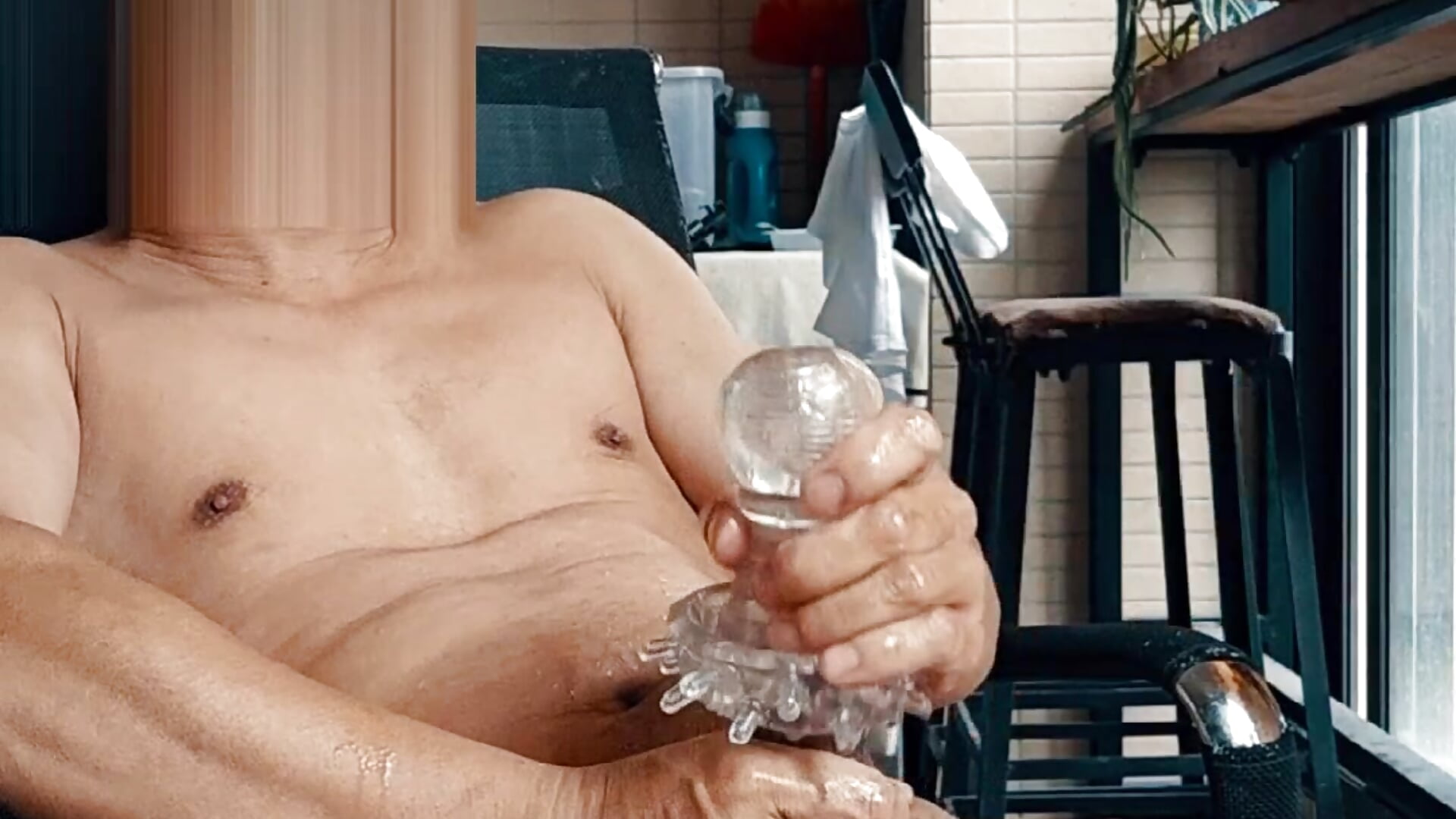 I'm playing with my big water gun 🔫 Keep it spraying!  我在玩弄我的大水枪🔫让它不断喷射！－カメラキャストのAlexandertomsの動画