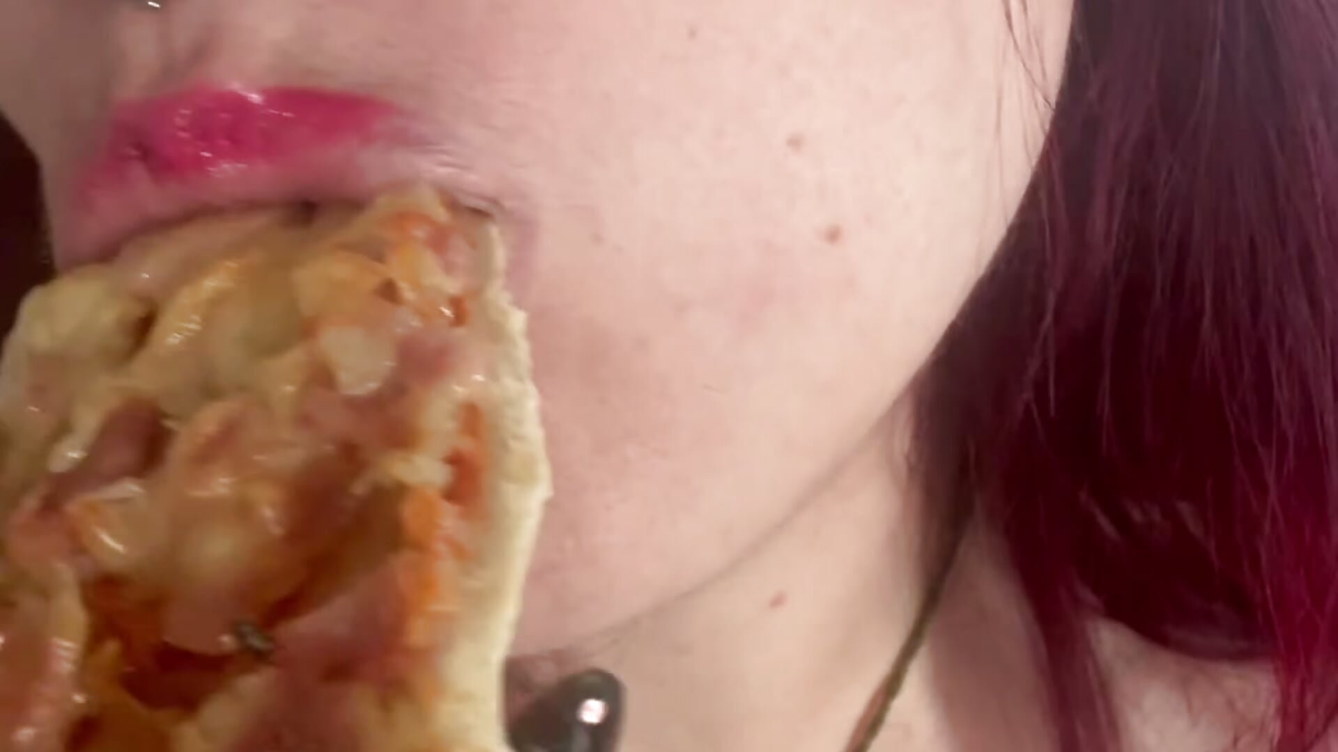 Video (ENG - 5 min53): Foodporn, Dirty talk naked, eating a pizza - video by LunaMoongirl cam model
