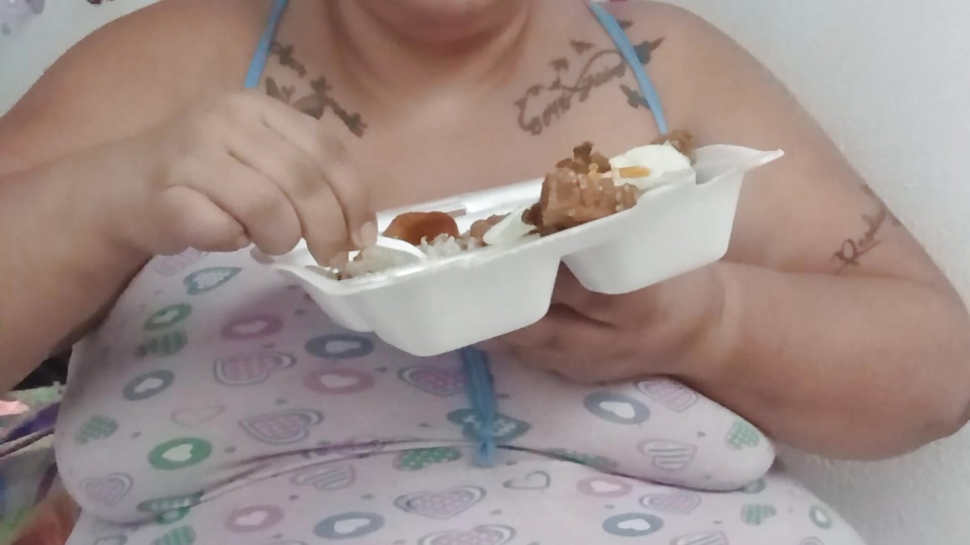 Having a big lunch like me and getting a very round belly. Come, don't miss it.