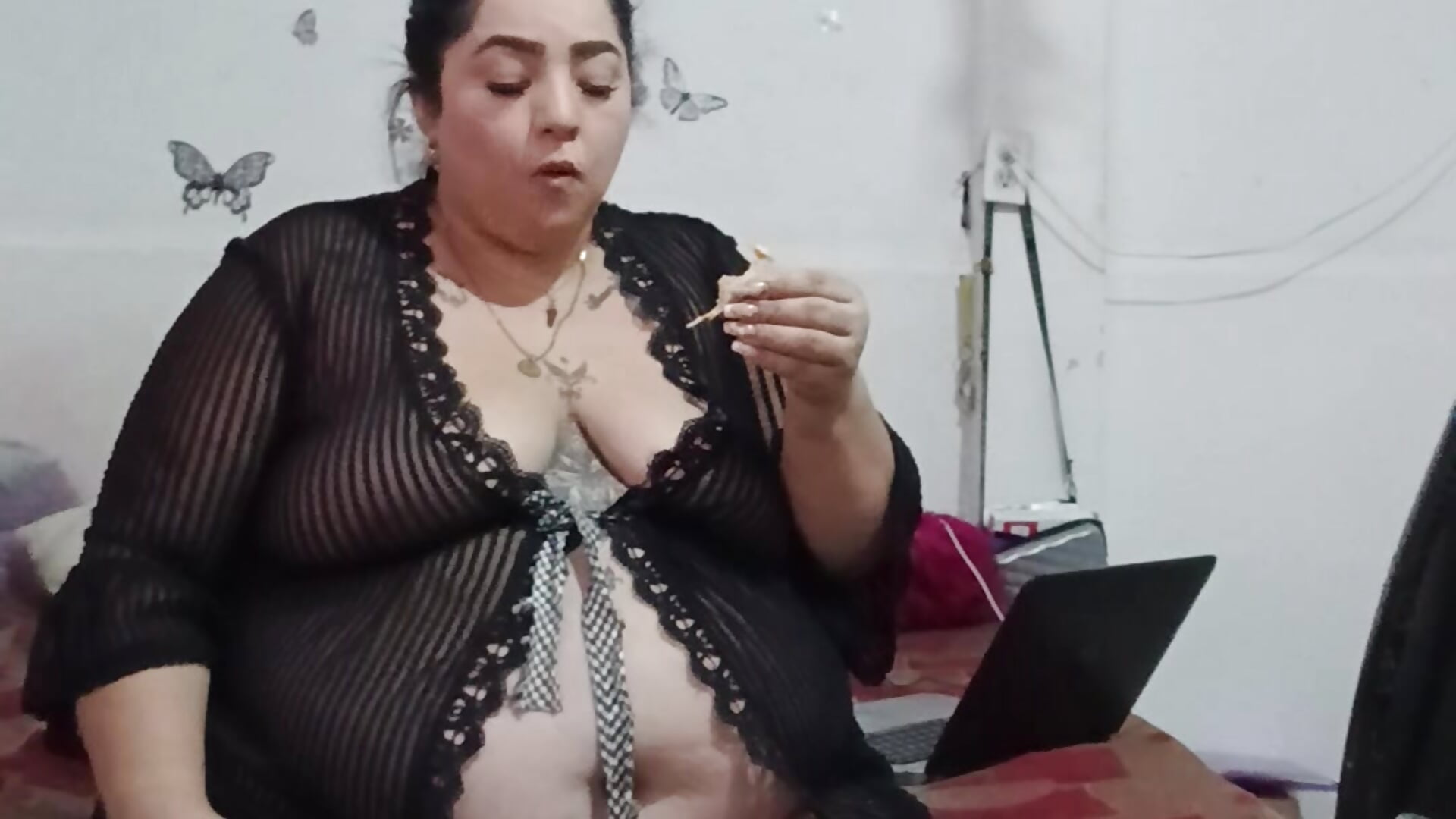 eating pizza and growing - Video von any_rebels Cam-Model