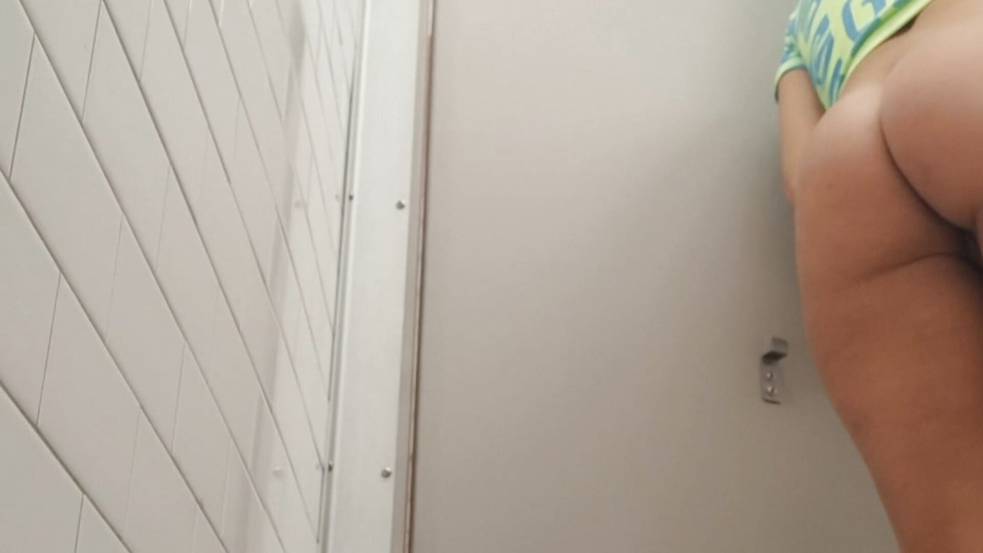 SQUIRT IN PUBLIC BATHROOM ALMOST CAUGHT - فيديو من annablisss موديل الكام