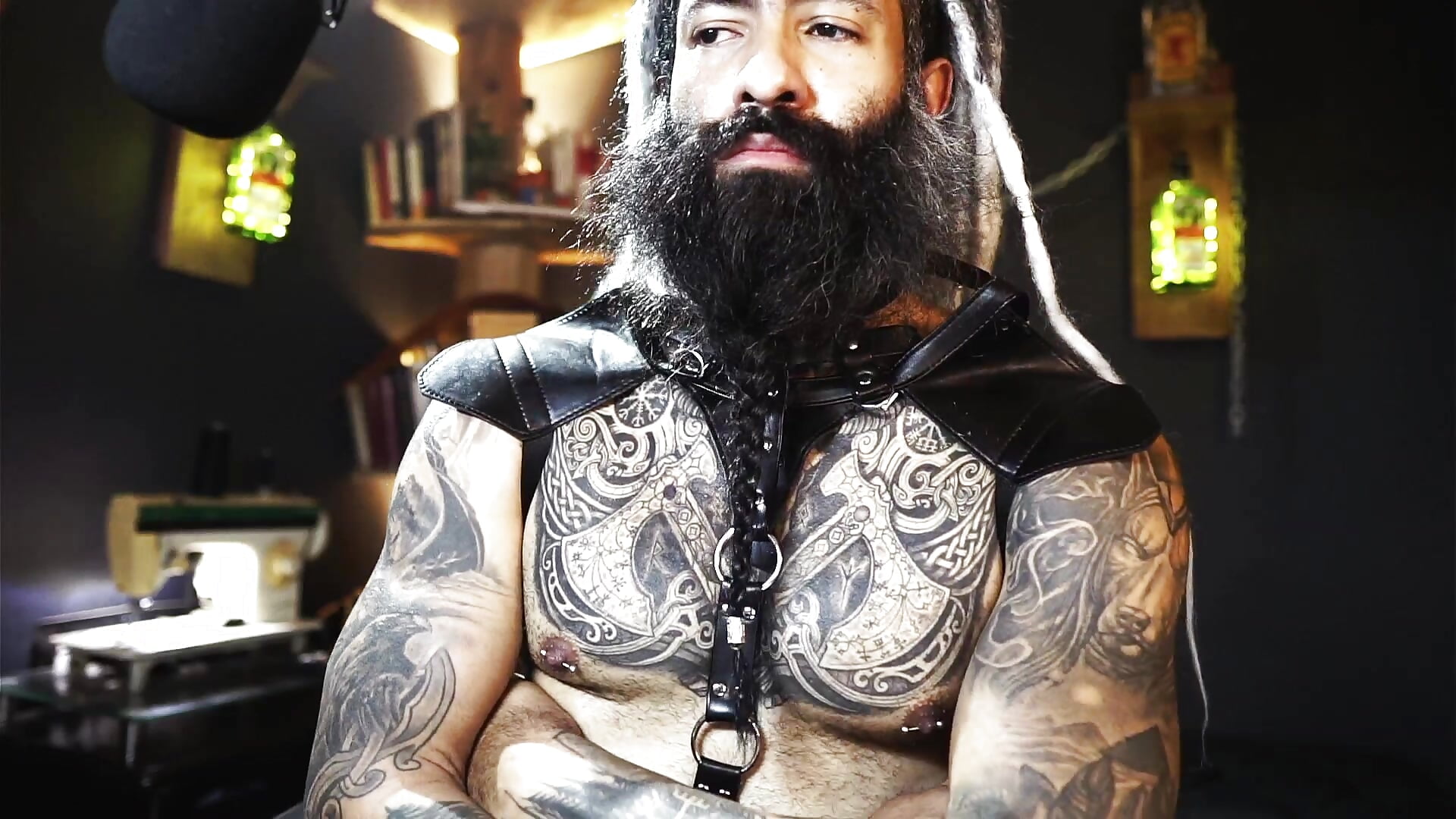 Suck my middle finger - vidéo du modèle de showcams NordikMaster