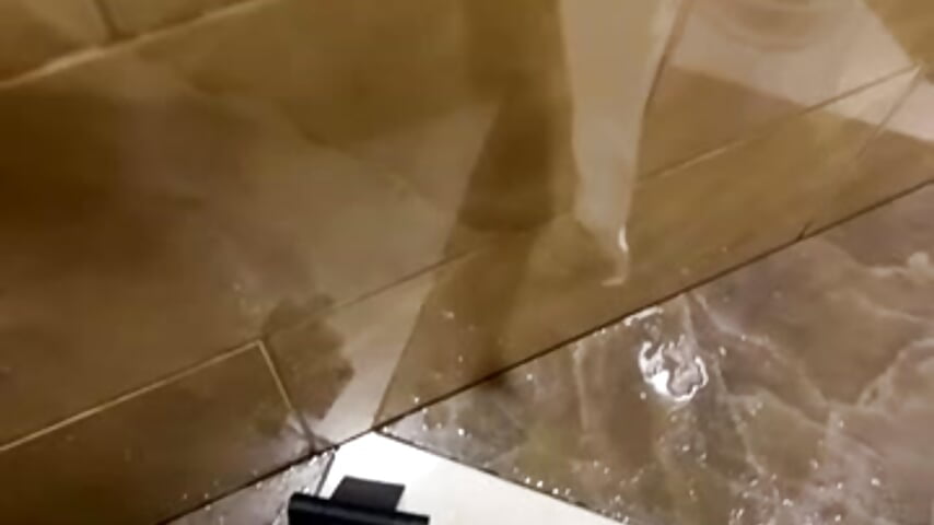 Mega explode squirt in public (part 2) - Vídeo de CrazzyChicks, modelo de vídeos
