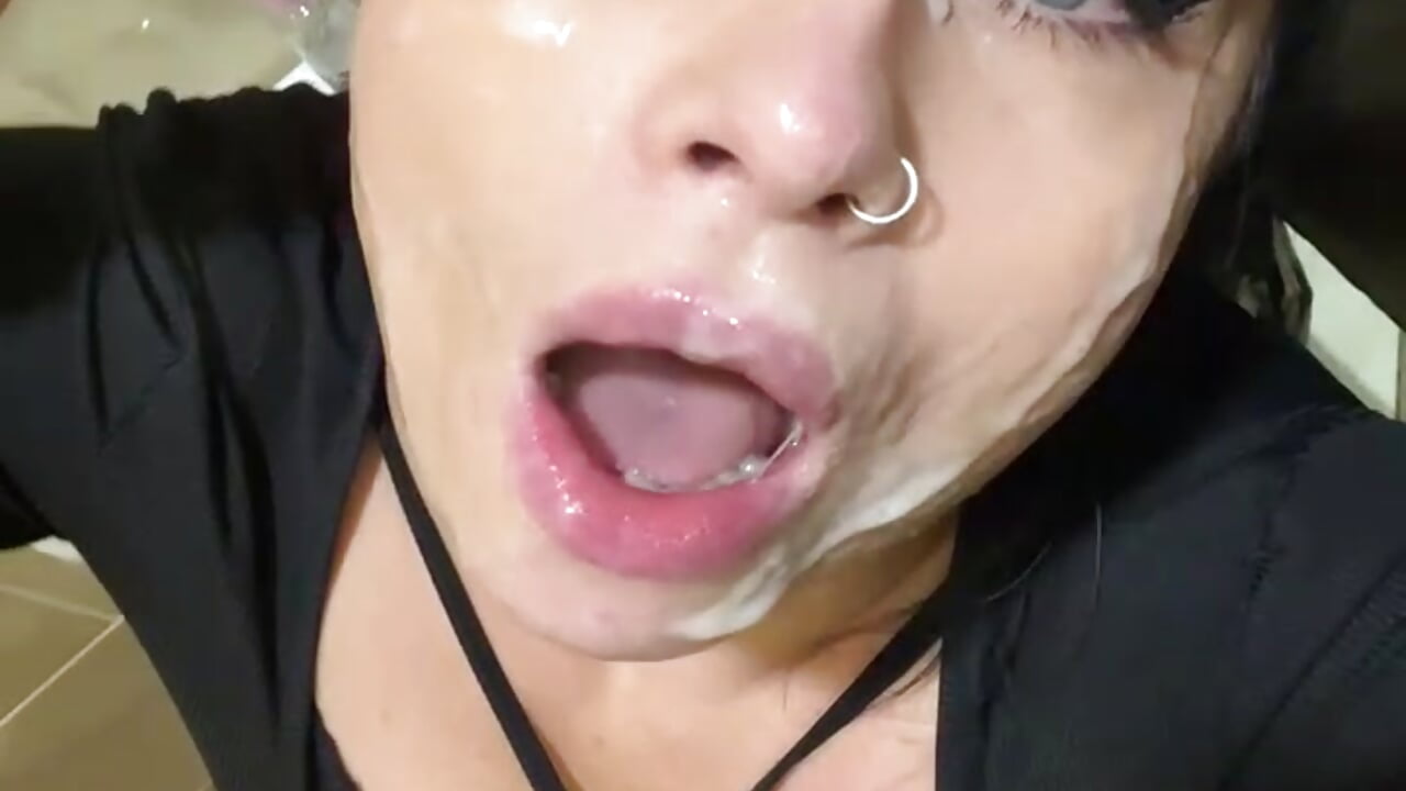 Dirty blowjob with all face sperm in public toilet(dildo) - Vídeo de CrazzyChicks, modelo de vídeos