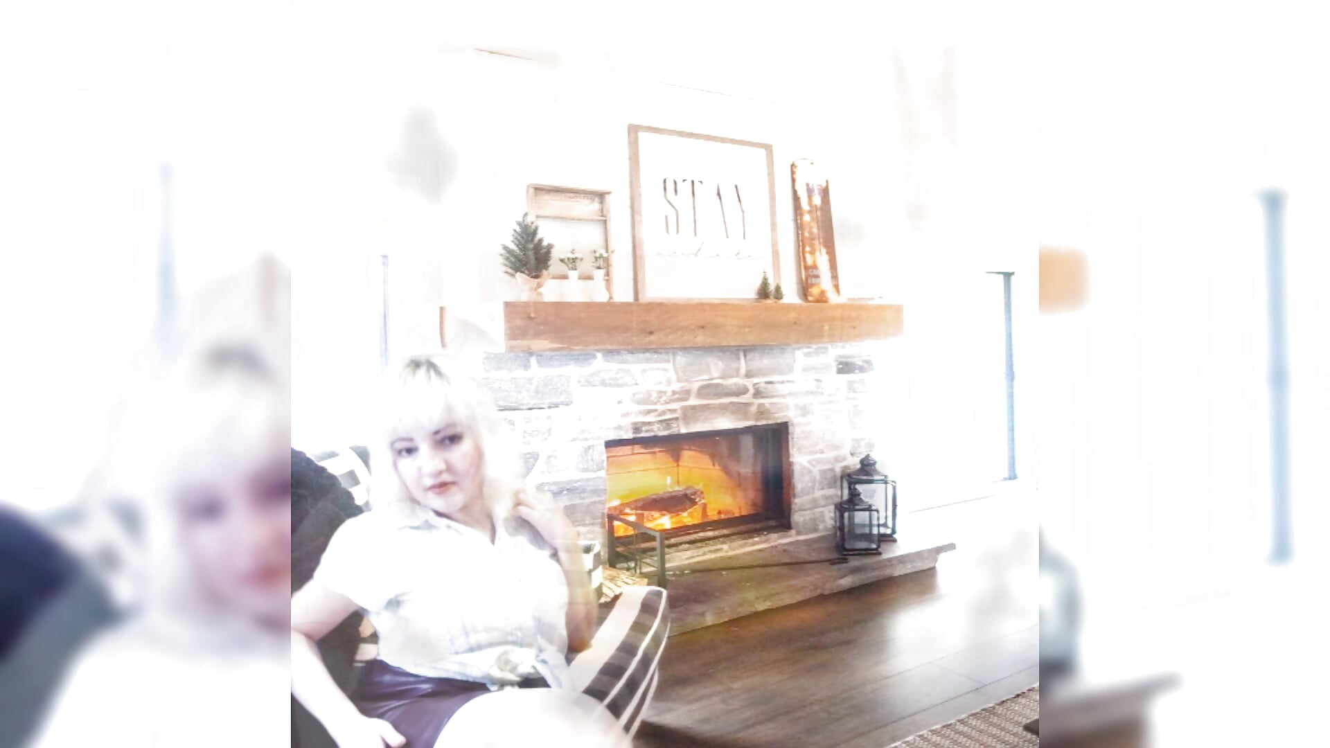 It's on the leather sofas by the fireplace - video av stefanyharper16 cam-modell