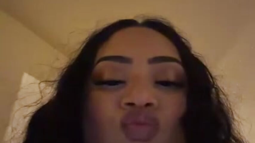 Running around my front yard naked 🫶🏽😆 - video di CarmelaAnthony modella di cam