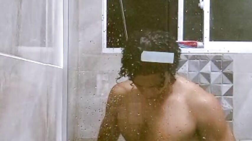 SHOWER TIME - vidéo du modèle de showcams Kris_Khalifa69