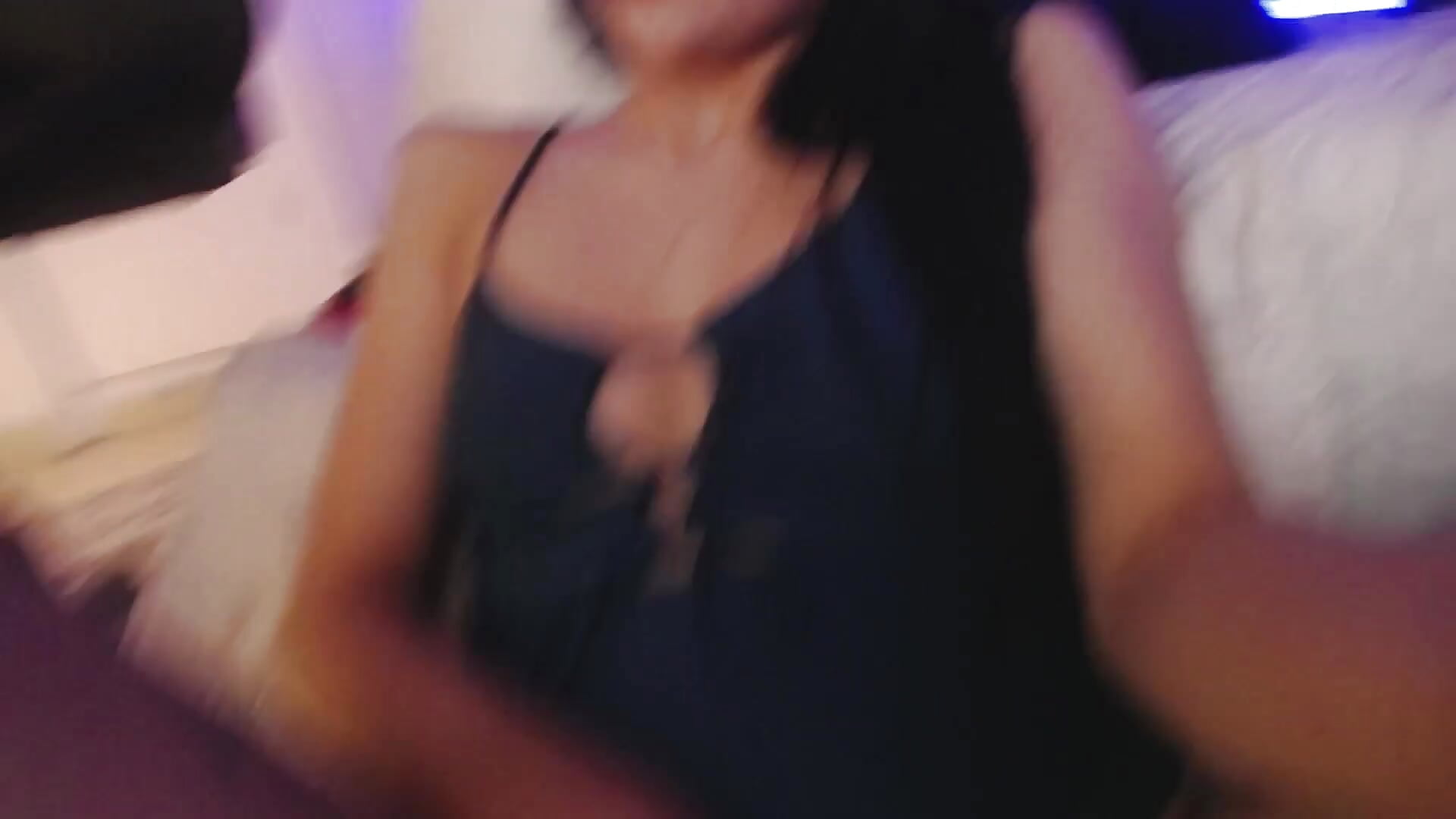 Worshipping feet + fingering pussy – video af Cheerryll cam-model