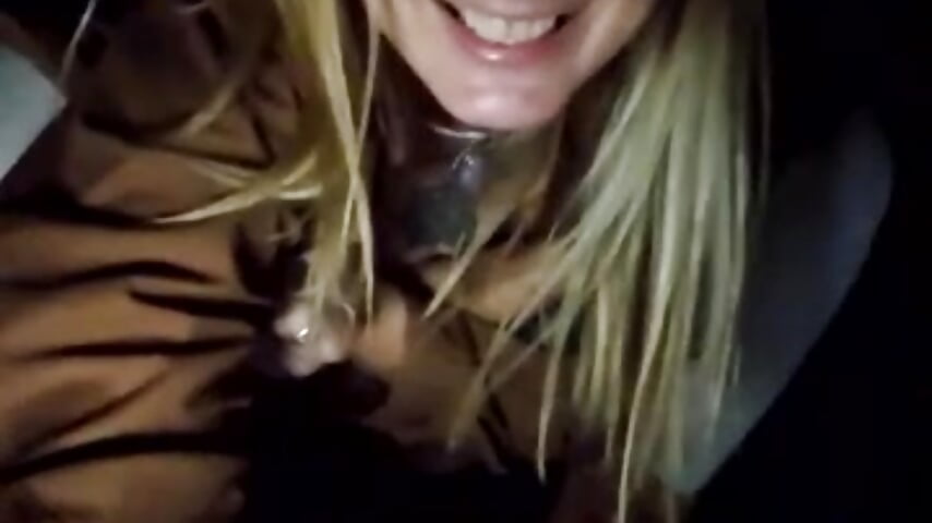 Stella rides giant dildo in the middle of the road - video di SheIsSomething modella di cam