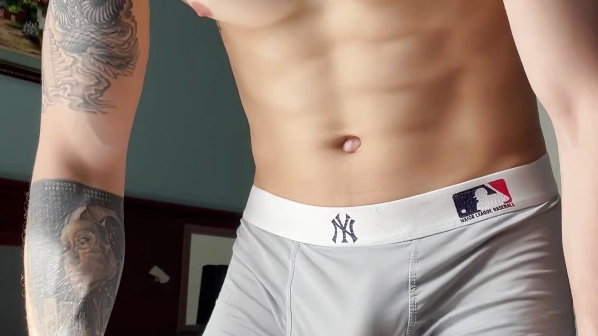 In this kind of heat, you need to change your shorts and underwear often. – video od webkamerové modelky mark_streemm