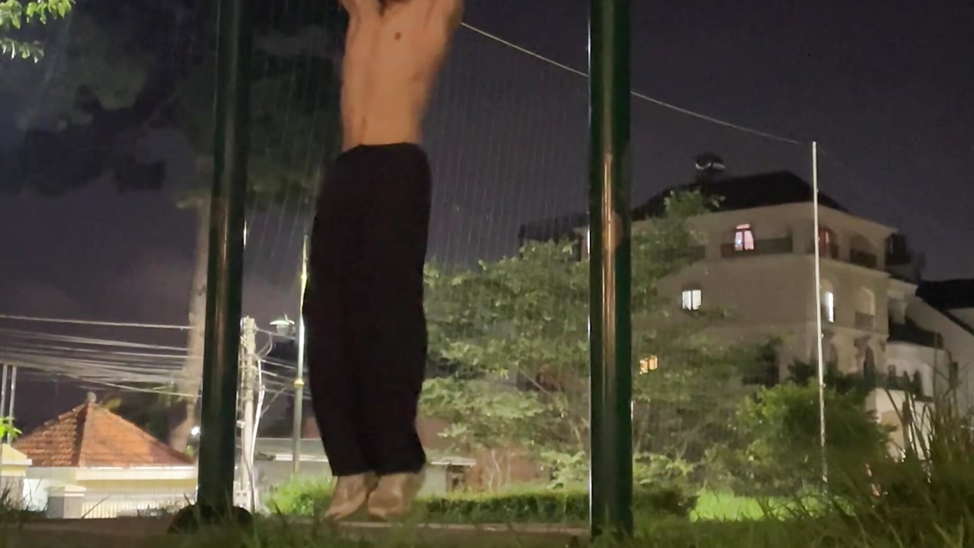 Shirtless outdoor ab workout💪 - วิดีโอโดย mark_streemm โมเดลแคม