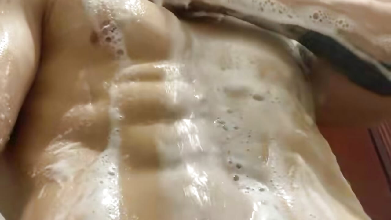 My Hot Muscular Shower – Pouring Foam on My Naked Body🤤 - video của người mẫu cam mark_streemm