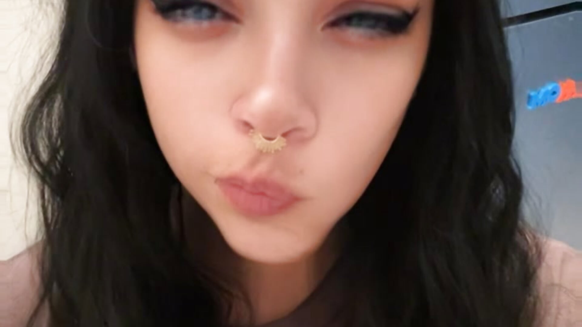 The cartoon version of me is hotter than me right? Be honest! LOL – video af VellaOfficial