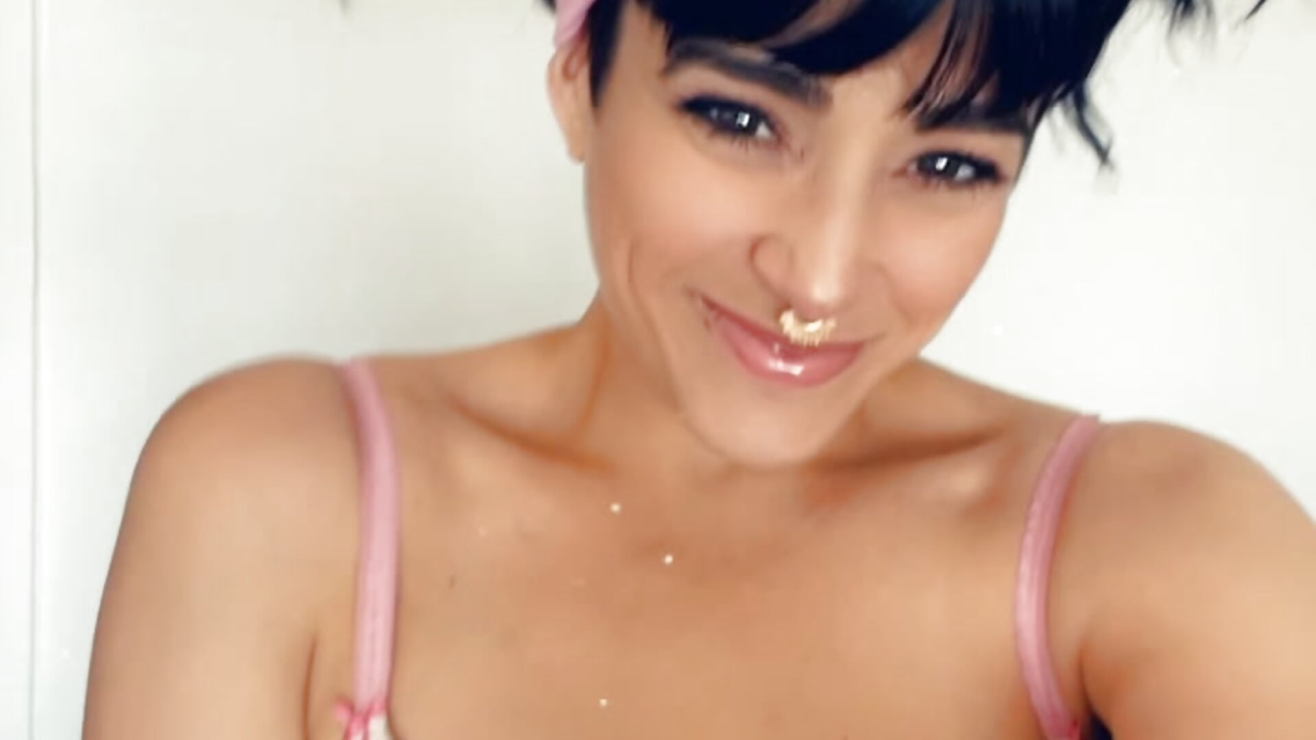 Cutie – video af VellaOfficial
