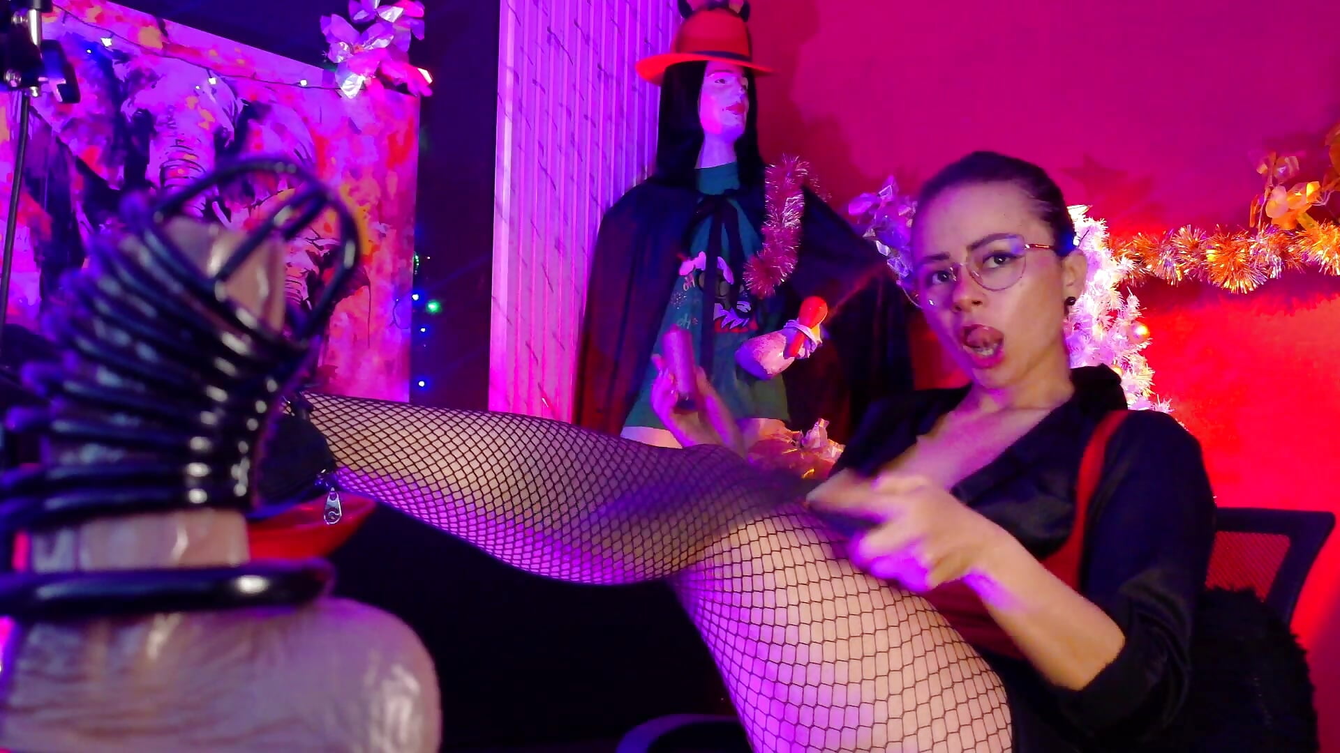 Today, humiliation 💋👣 and pleasure 🔥🥵 go hand in hand... Ready to surrender? 🖤🐷 - MistressSlut1 캠 모델의 동영상