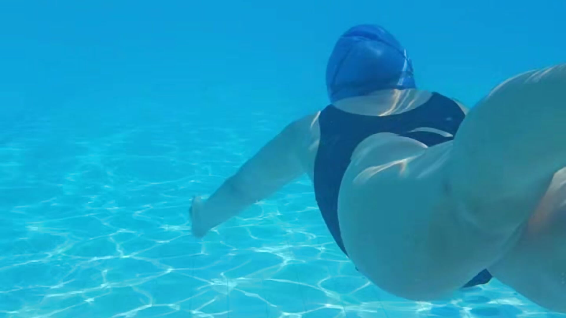 They say that swimming relaxes... but I came to provoke 🌊🔥 - فيديو من MistressSlut1 موديل الكام