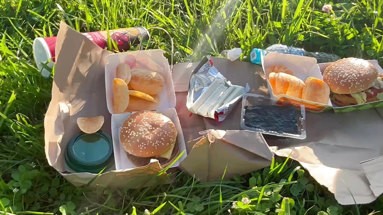 Yam with me? Burger.. one more and we - video của người mẫu cam CeceliaJohnson