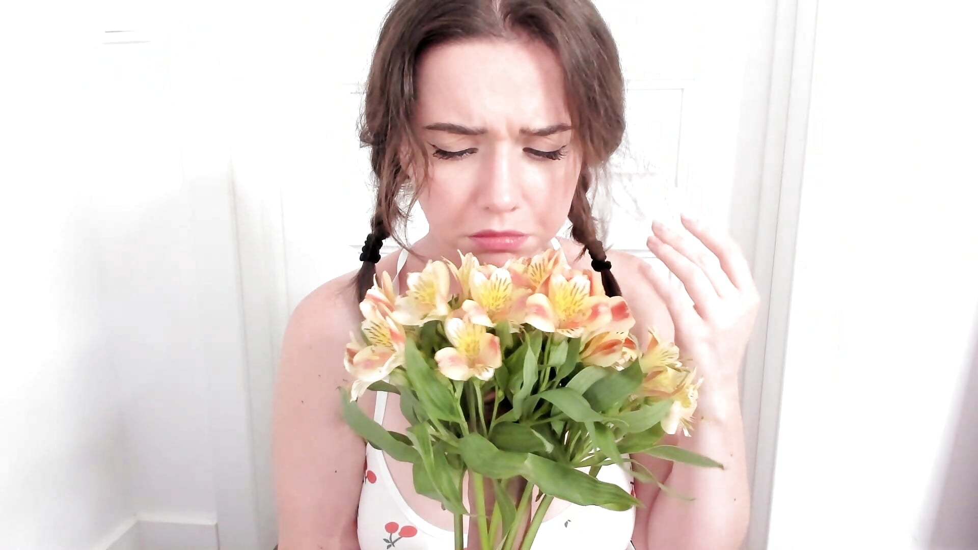sucking dick from a gift bouquet - video by _Snorkmaiden_ cam model