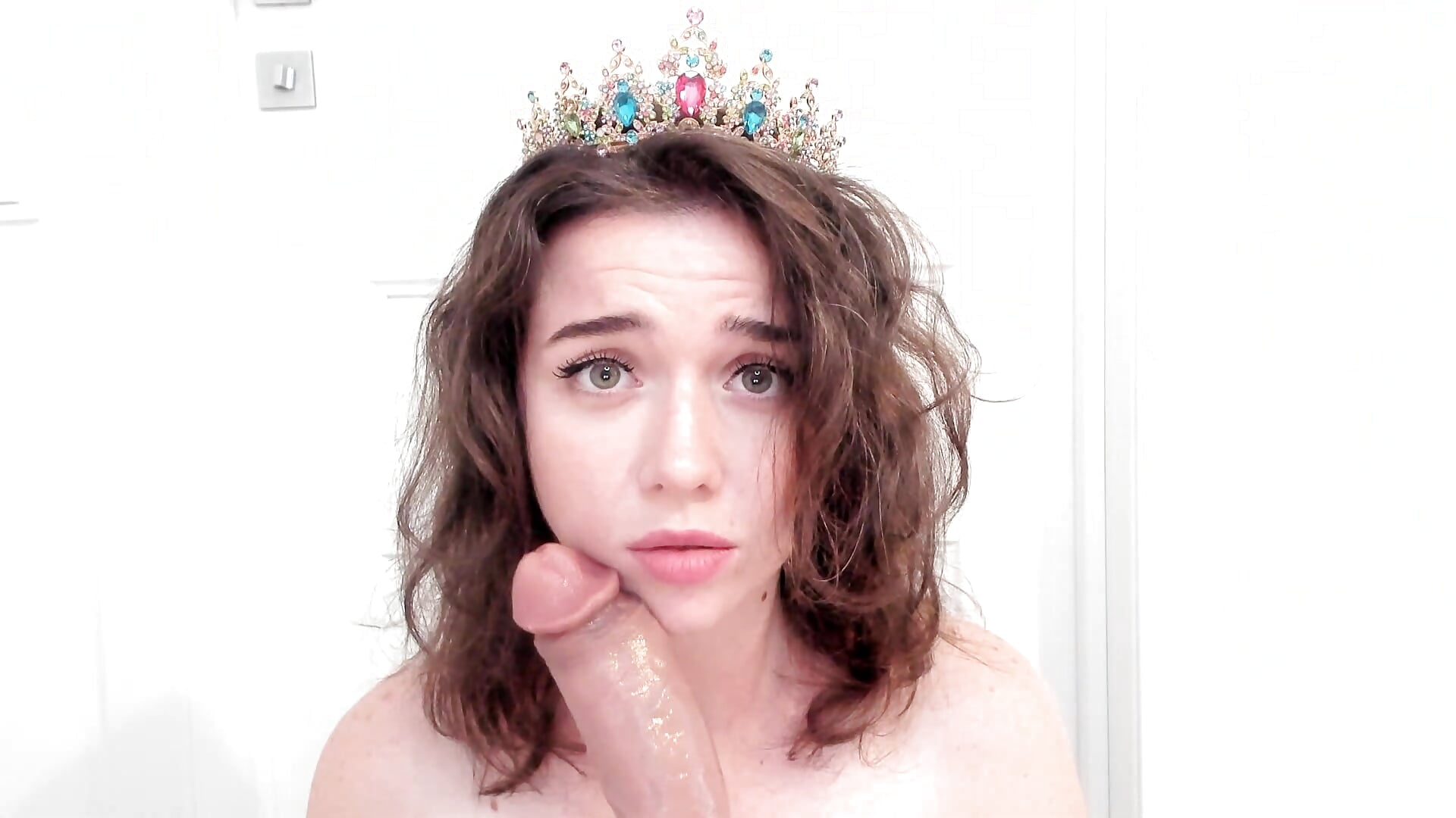 sucking sudden dildo in crown - video by _Snorkmaiden_ cam model