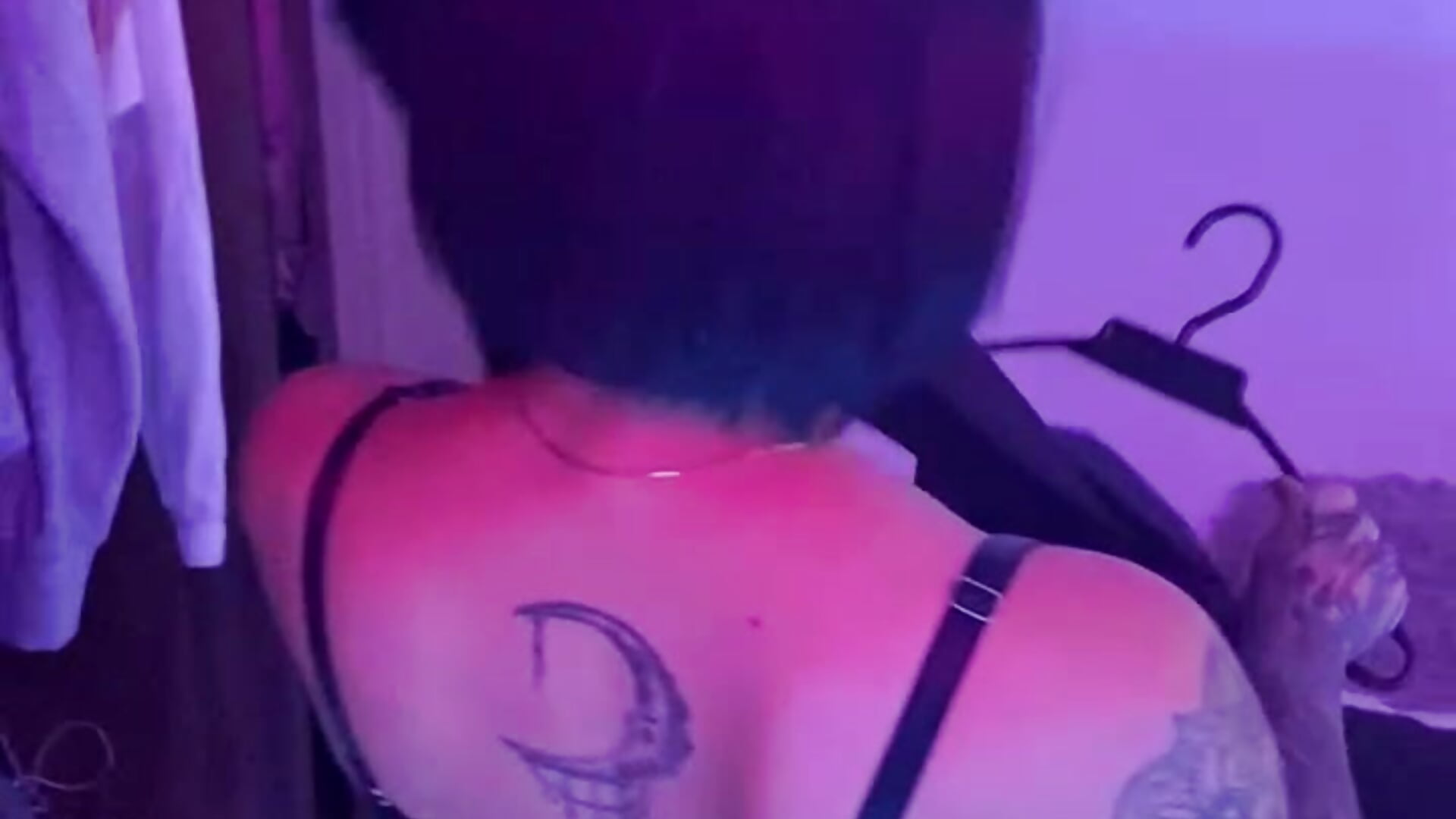 Título del video mi novio me dejo esperando - video by athena_samael69 cam model