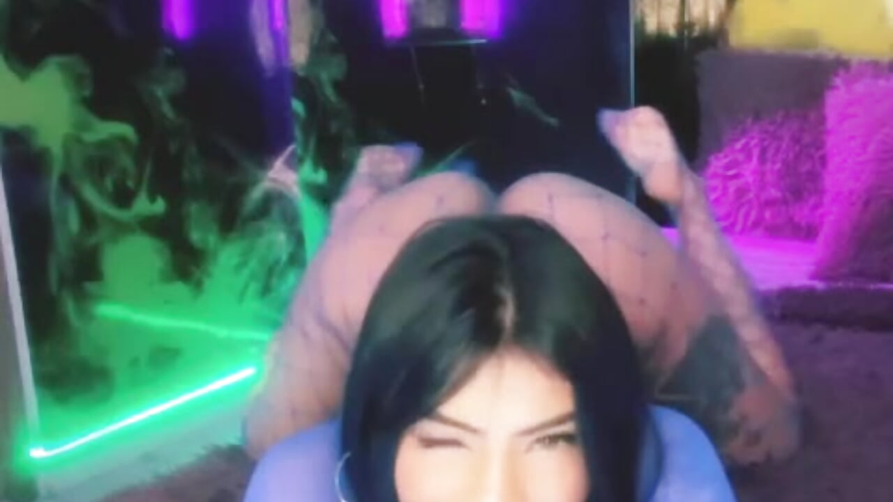 moviendo el culito - video by athena_samael69 cam model