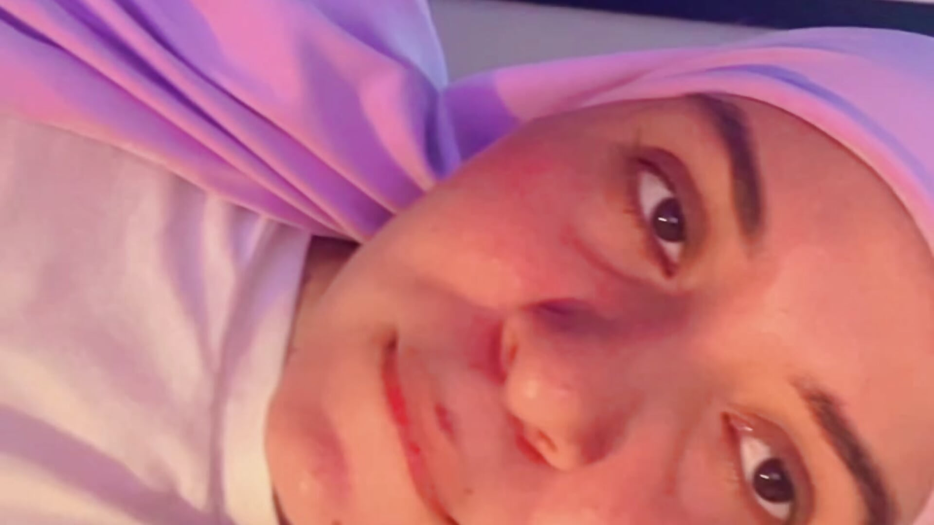 DEA6F8D6-6BF8-41A5-A51E-3D01AA40F5F9 - Video von MatchedEyebrow Cam-Model