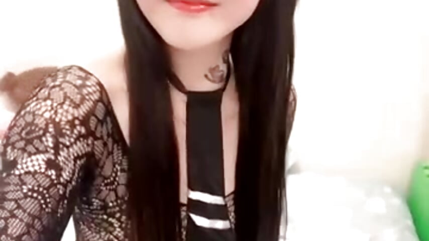 你比較喜歡我的臉還是身材呢？ - video by Tw_Angellovers cam model