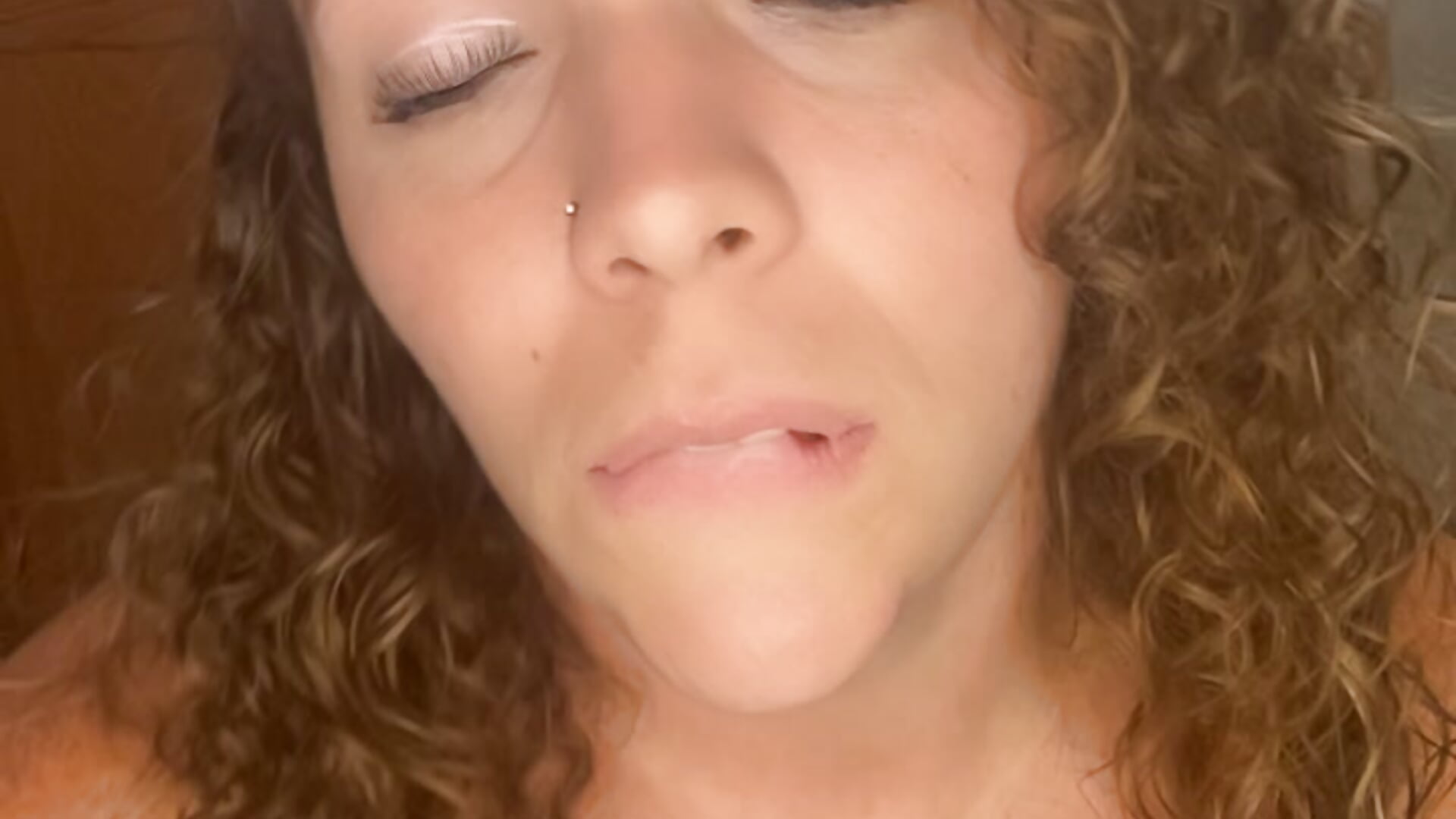 Begging so suck on you – video od webkamerové modelky XoMisty