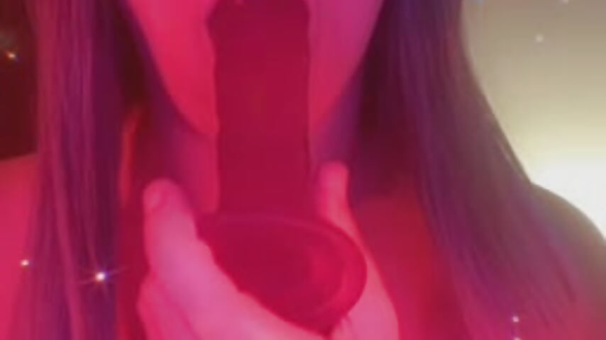 Aurora sucking on pink dildo – video od webkamerové modelky XoMisty