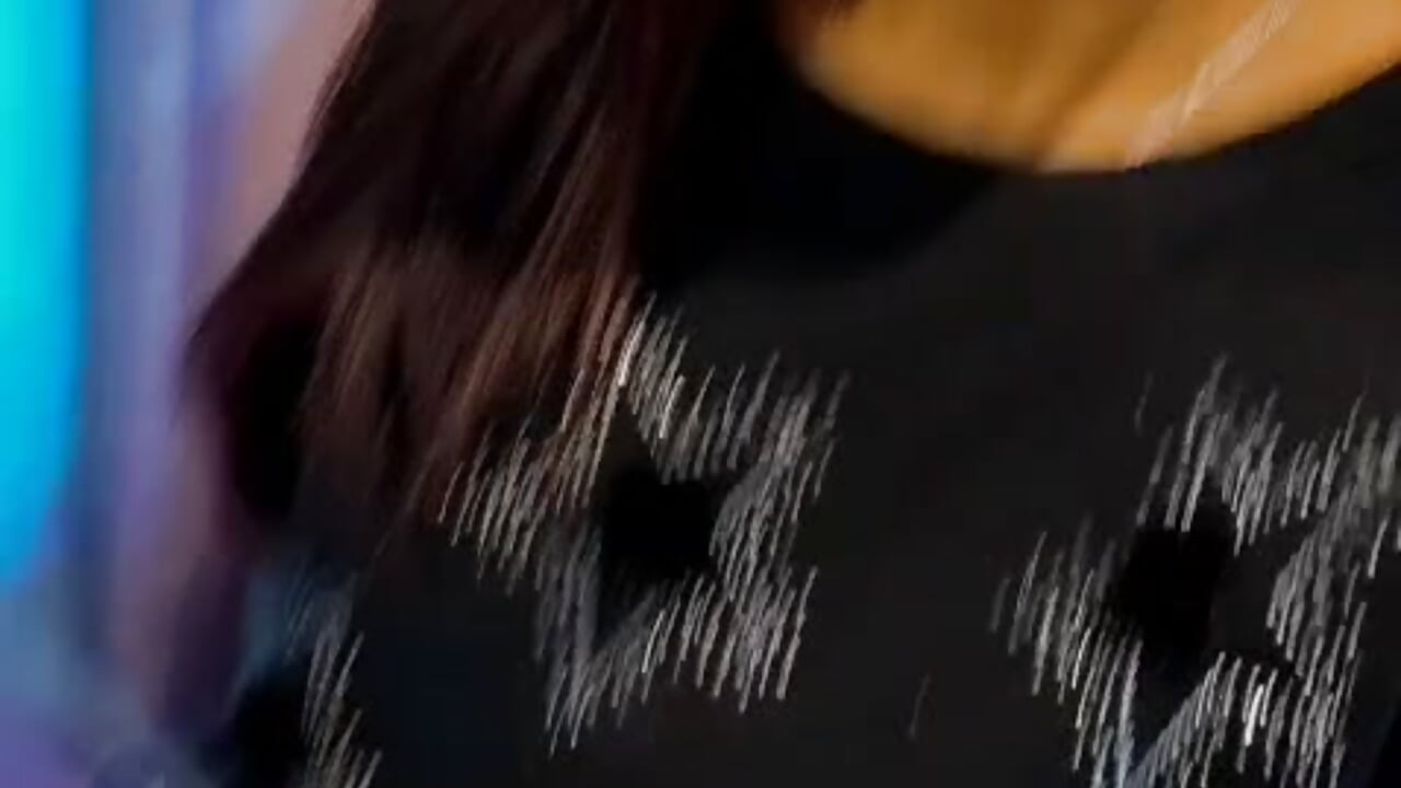 Is Thursday - video oleh model kamera HannaPetit