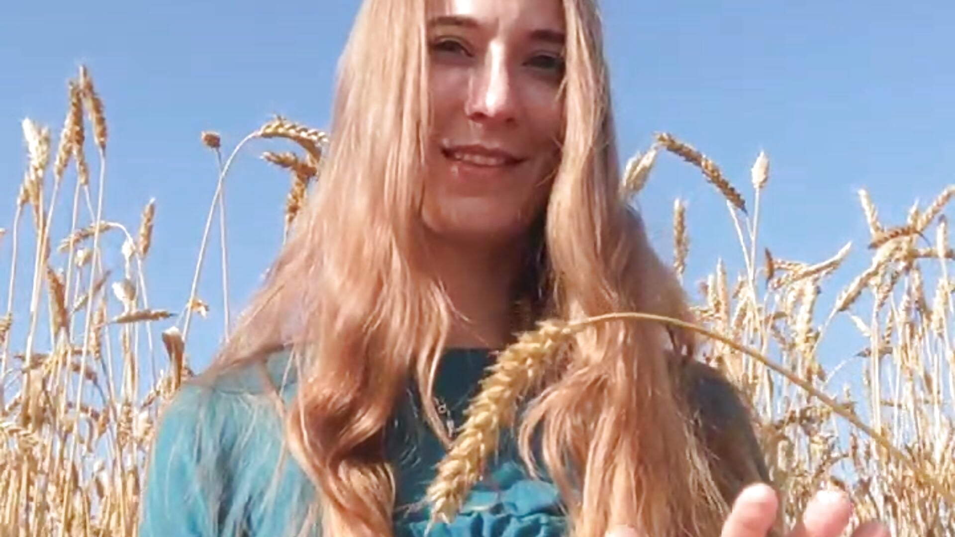 Hot play in the wheat field - Video von Nori_Ley Cam-Model