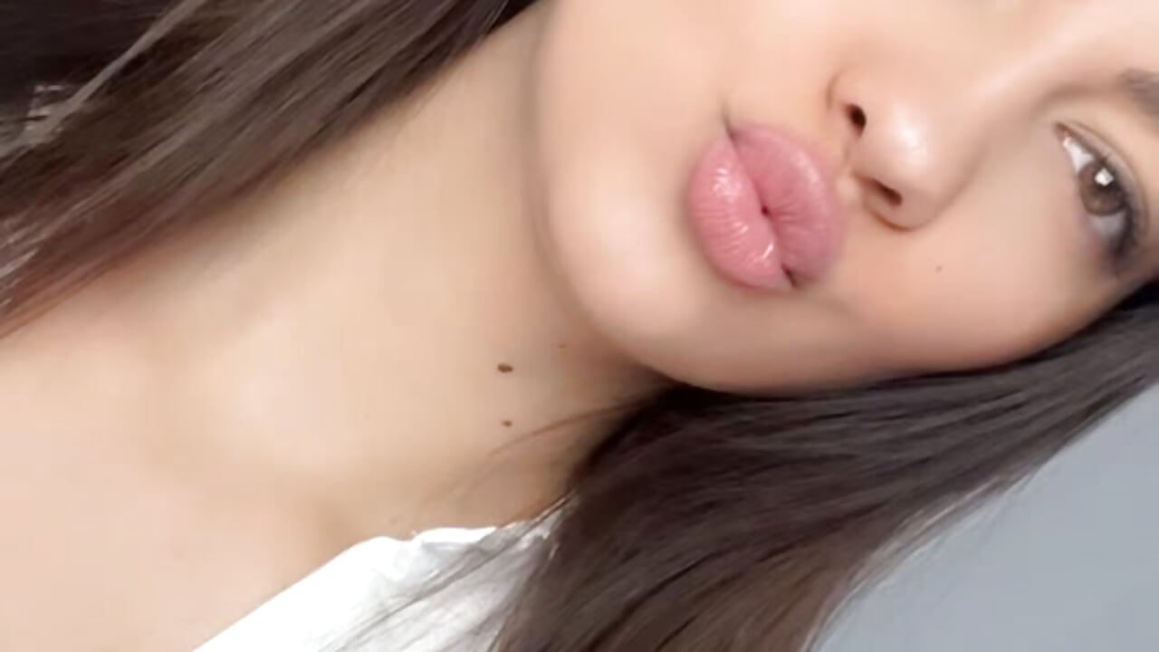 Kiss me 🤭 love me⭐️ - vídeo de EvaaBaby modelo de câmara