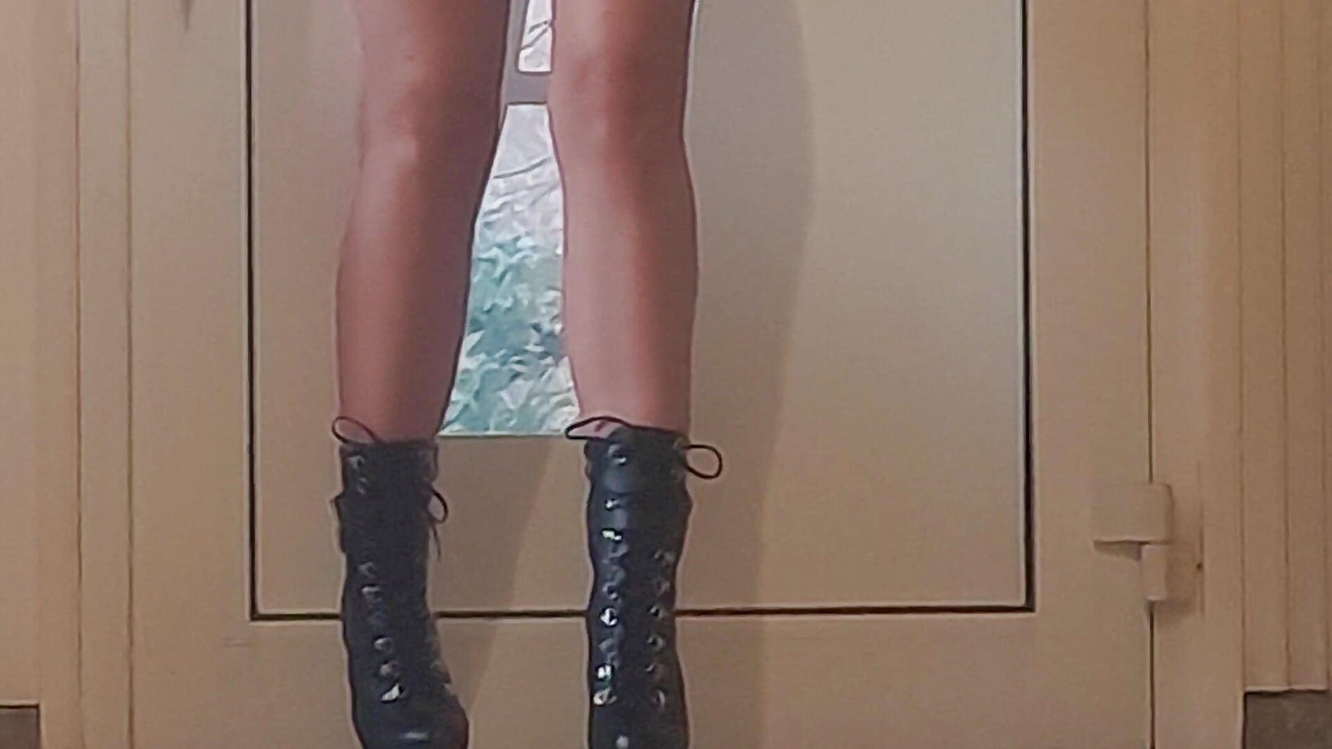 4K Jana Naked walk in Heels - video oleh model kamera Jungstutejana2