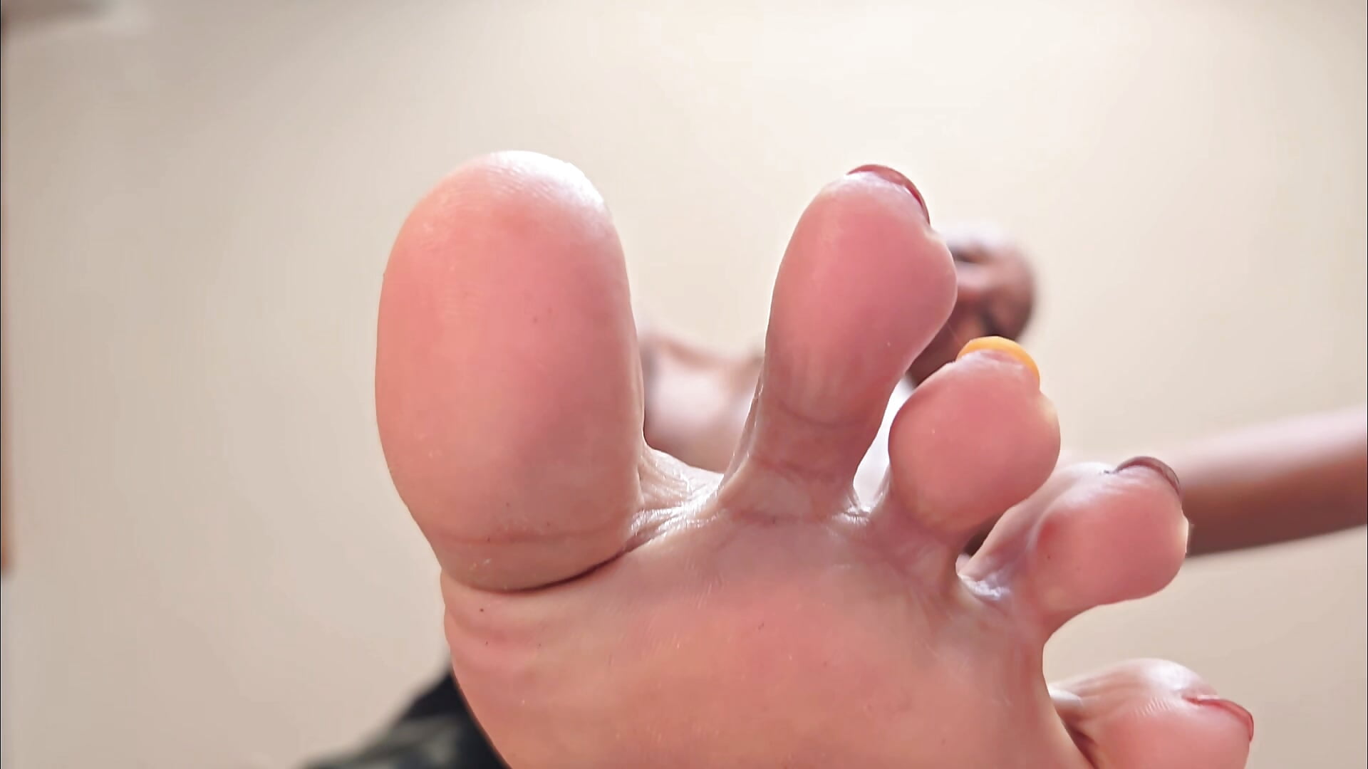 WORSHIP MY BIG SOLES, FOOT BITCH! pov foot worship - video by Goldenlace cam model