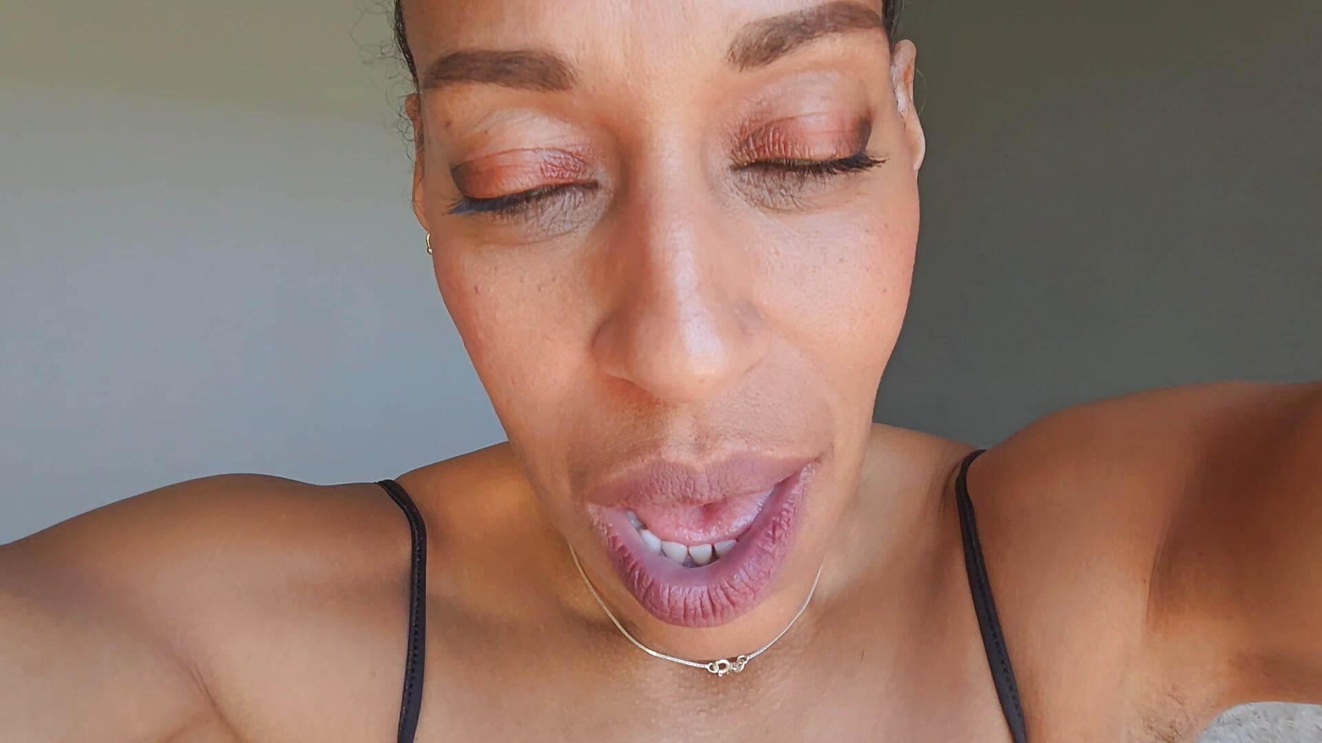 KISS ME! Pov kissing and jerking you off. Let me taste you. - video by Goldenlace cam model