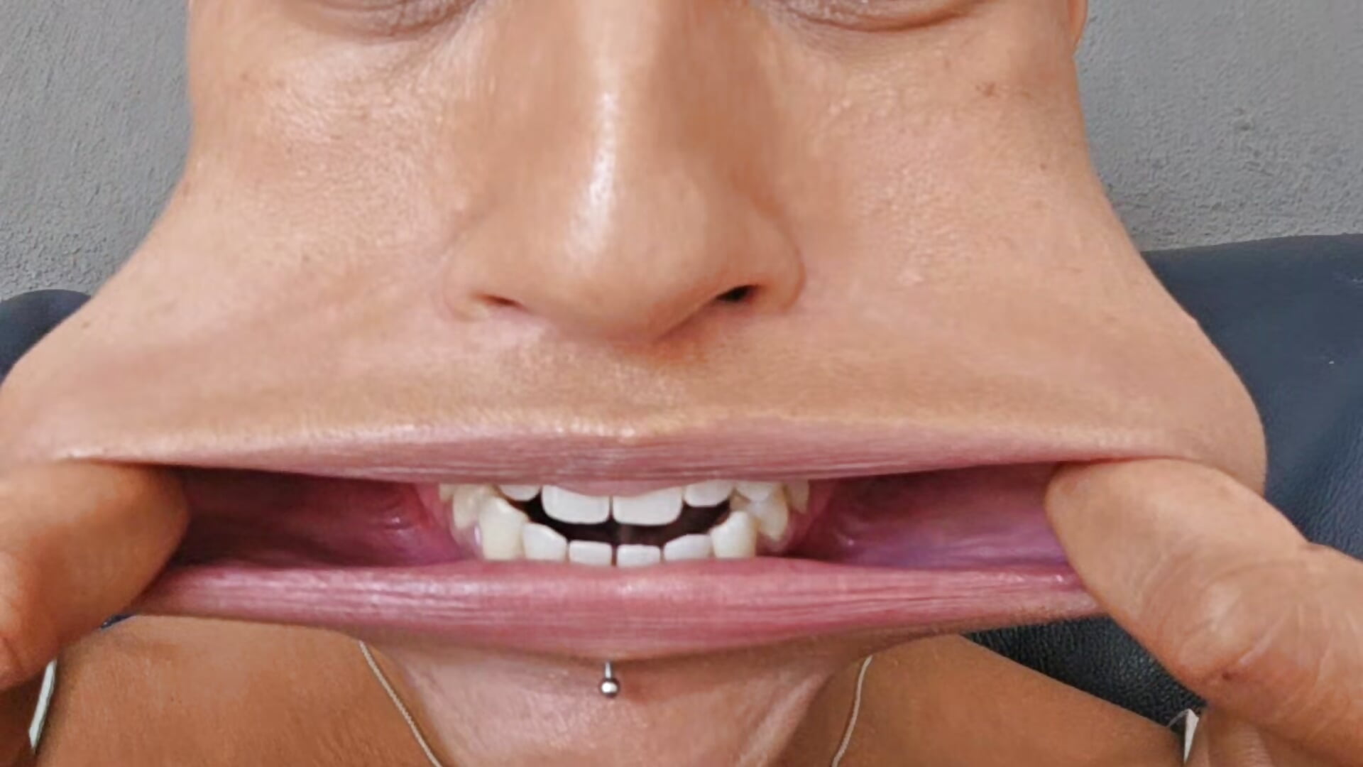 Mouth stretch - video av Goldenlace cam model