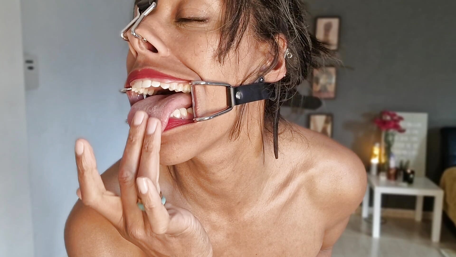 Fuckin weird faced slut masturbates for your cum. With face harness - video by Goldenlace cam model