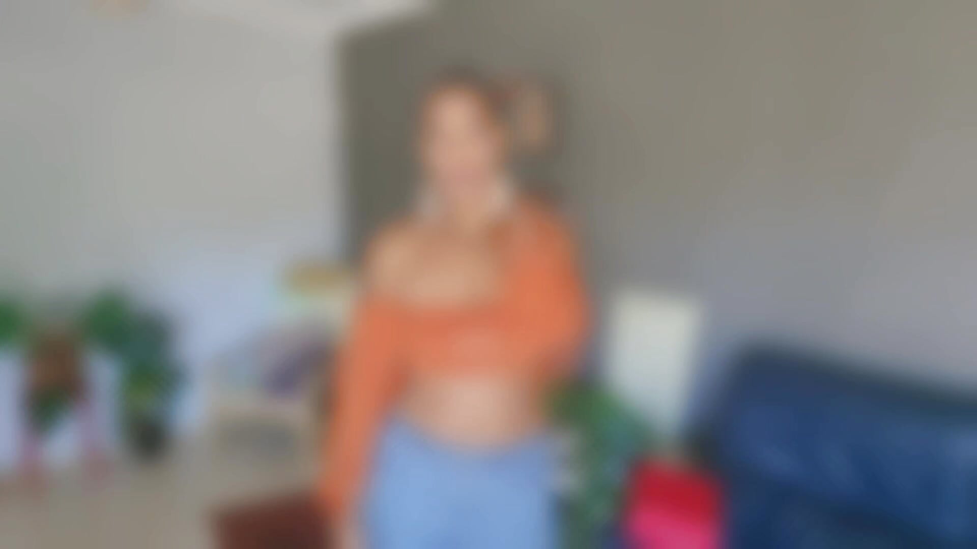 stepmom gifts you a porn shoot experience  PREVIEW – video od webkamerové modelky Goldenlace