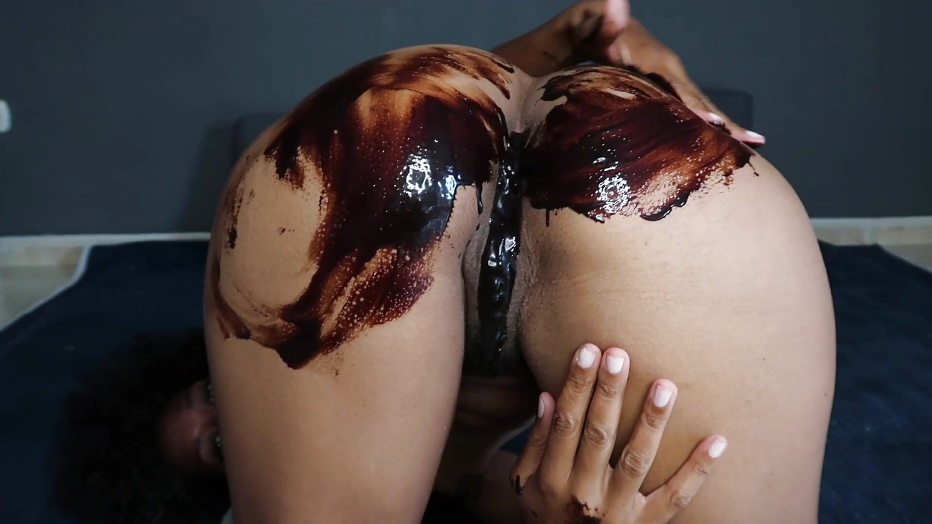 messy chocolate syrup pussy queefing. Im smeared with chocolate and I make my pussy fart - video by Goldenlace cam model