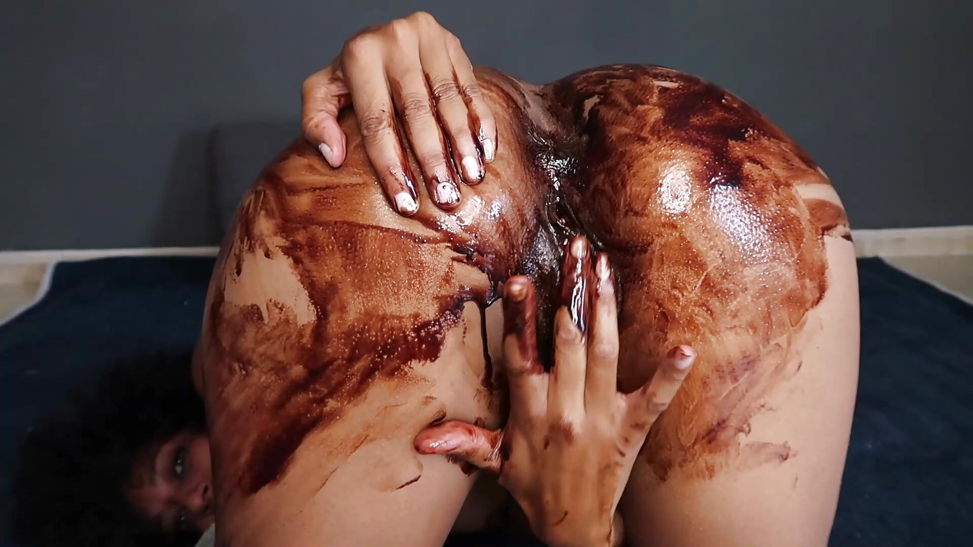 Preview chocolate syrup queefing - video by Goldenlace cam model