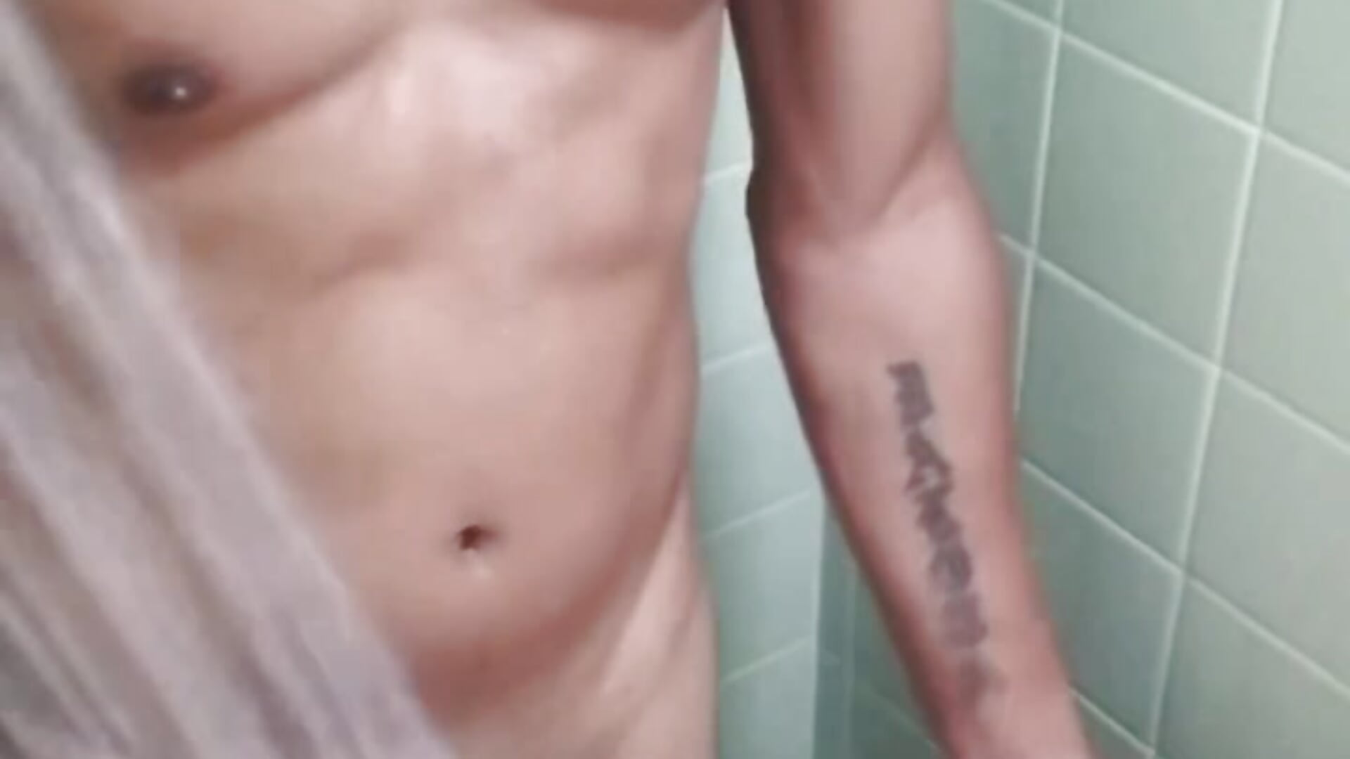 Shower Play Washing his sexy Body - Vivian_MayXxX adlı kamera modelinin videosu