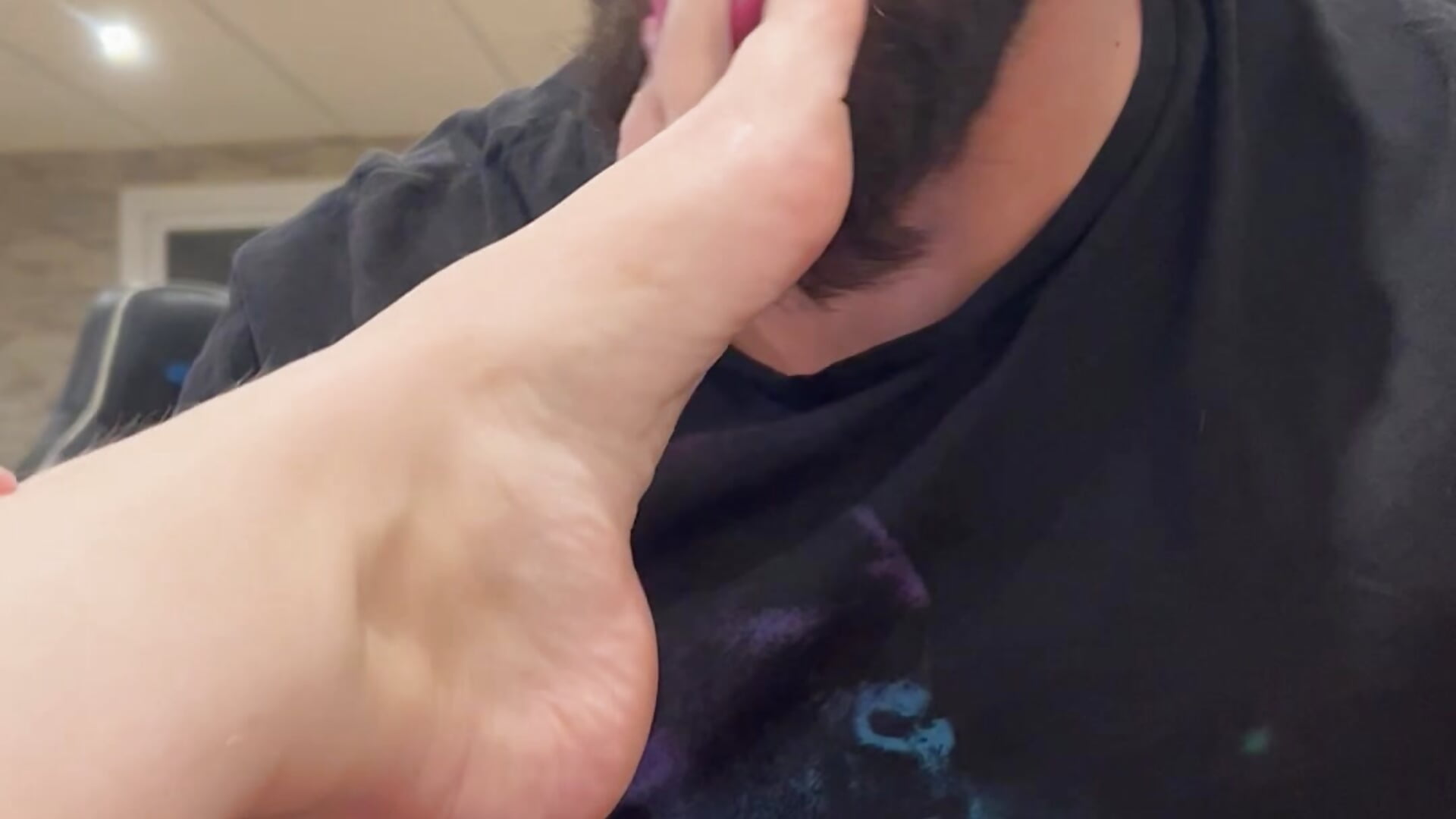 FEET- getting feet  licked and sucked by guy - vídeo de la modelo de cam Alexsia_riley