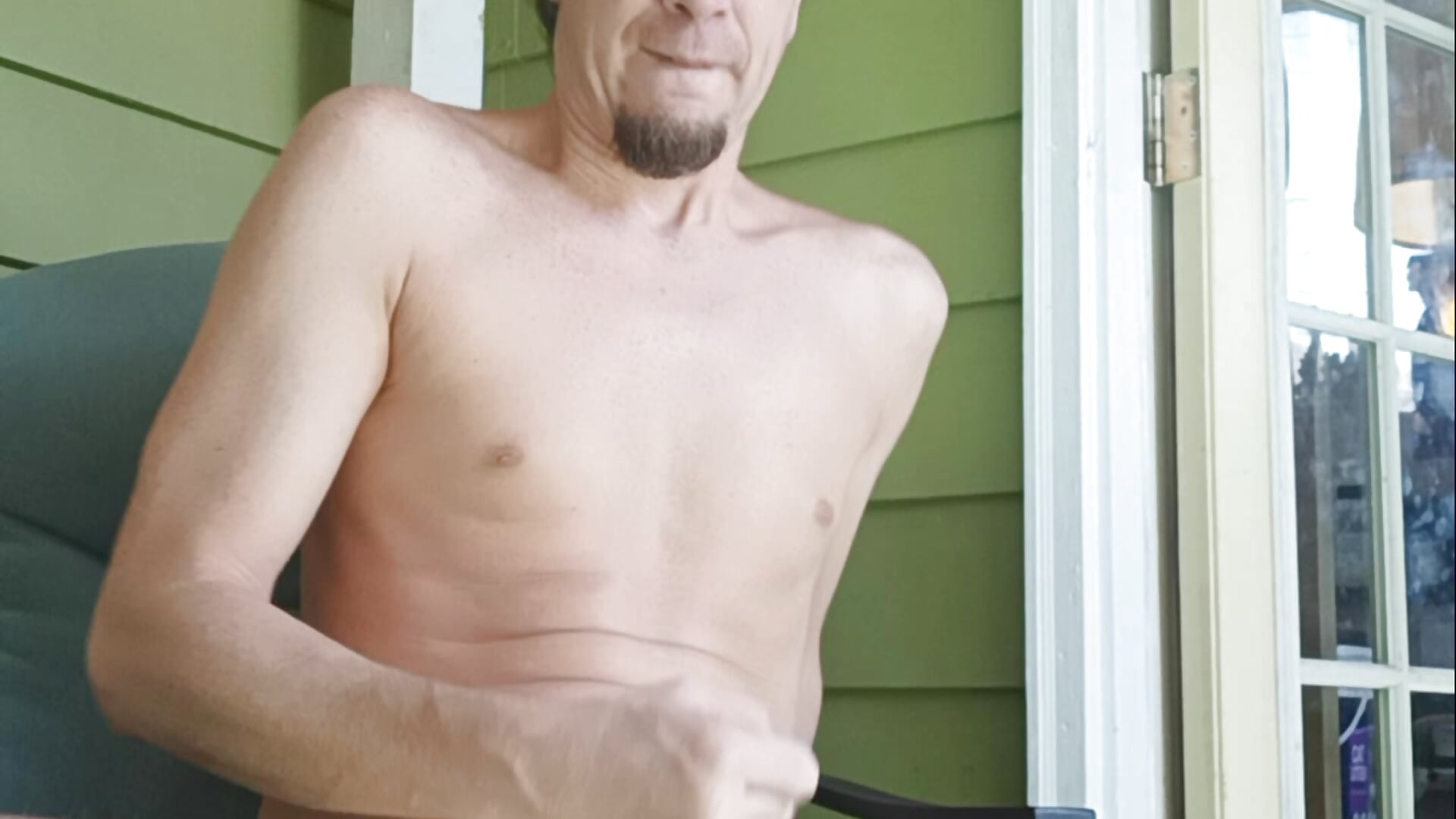 Cumming in a dirty ashtray - Video von Armpitshaver Cam-Model